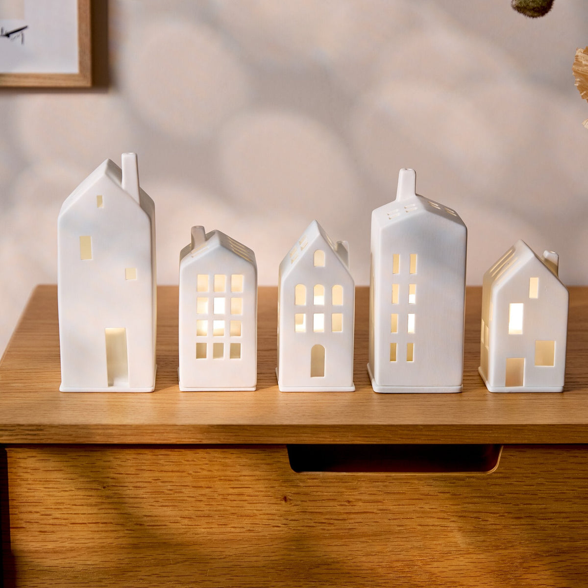 Mini Lichthaus Gästehaus – handgefertigt und Mini Lichthaus Wohnhaus – handgefertigt - Räder