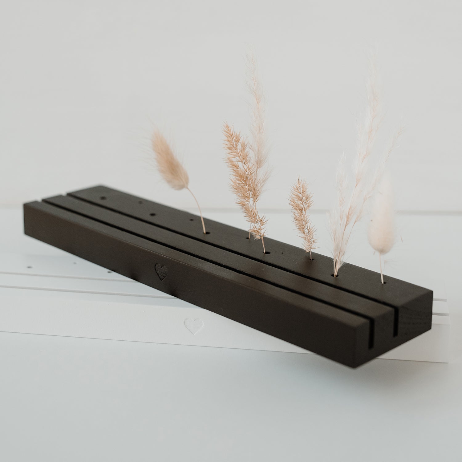 Blumen– & Kartenständer 25cm mit Herzmotiv schwarz - Eulenschnitt