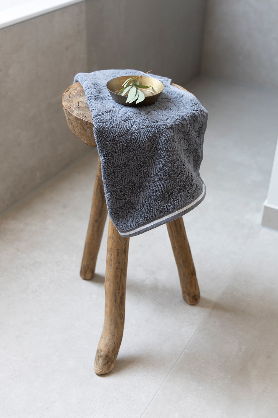 Handtuch "hearts" 50x100cm dunkelgrau - Bastion Collections