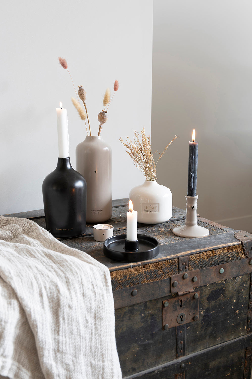 Candlestick "heart" black round - Bastion Collections