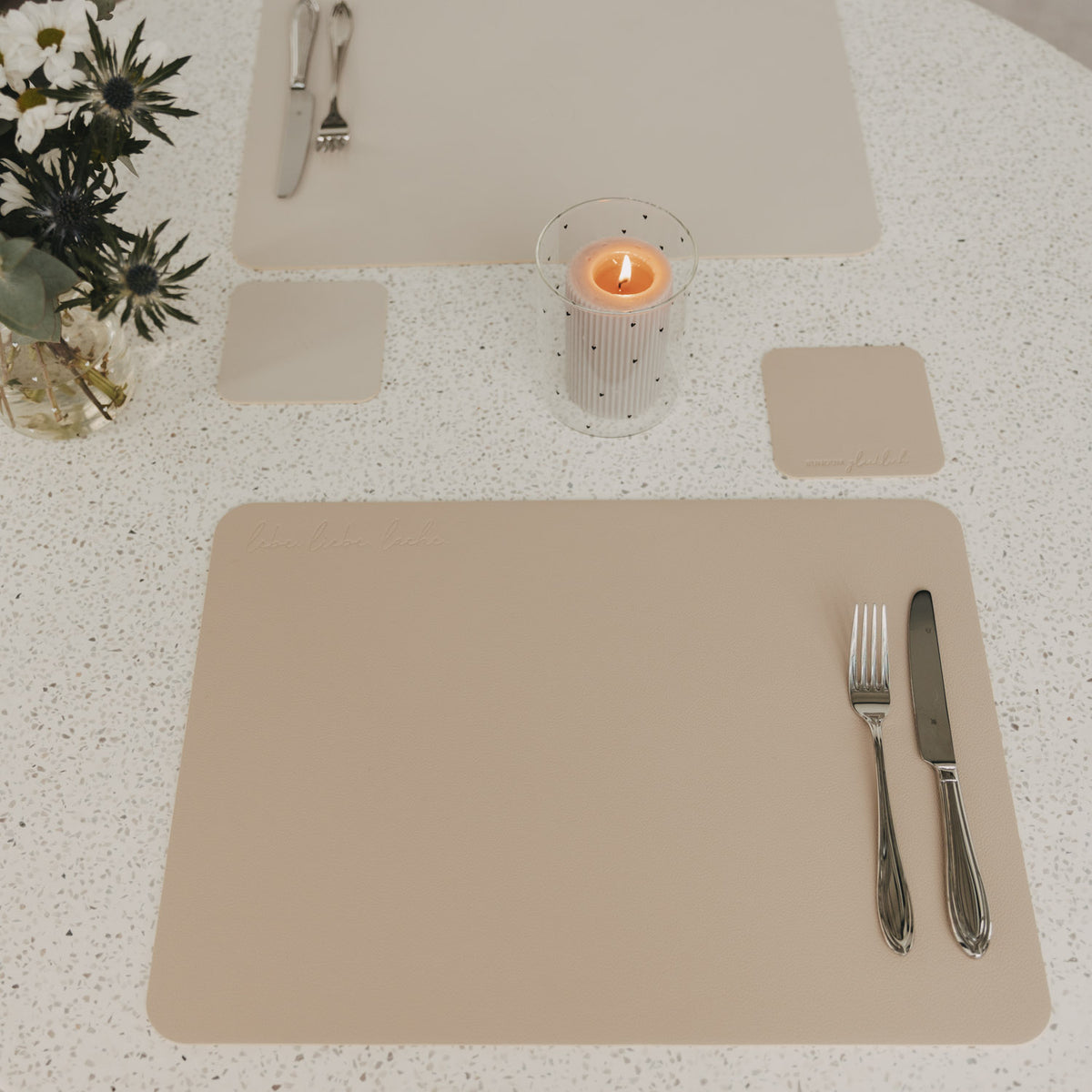 Tovaglietta rettangolare "Lebe Liebe Lache" beige - Eulenschnitt