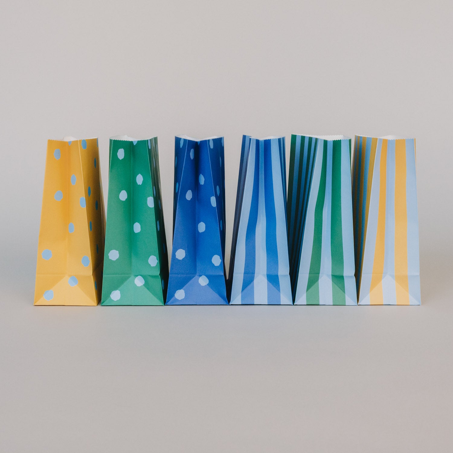 Papiertüten Streifen & Punkte blau klein 6er Set - Eulenschnitt