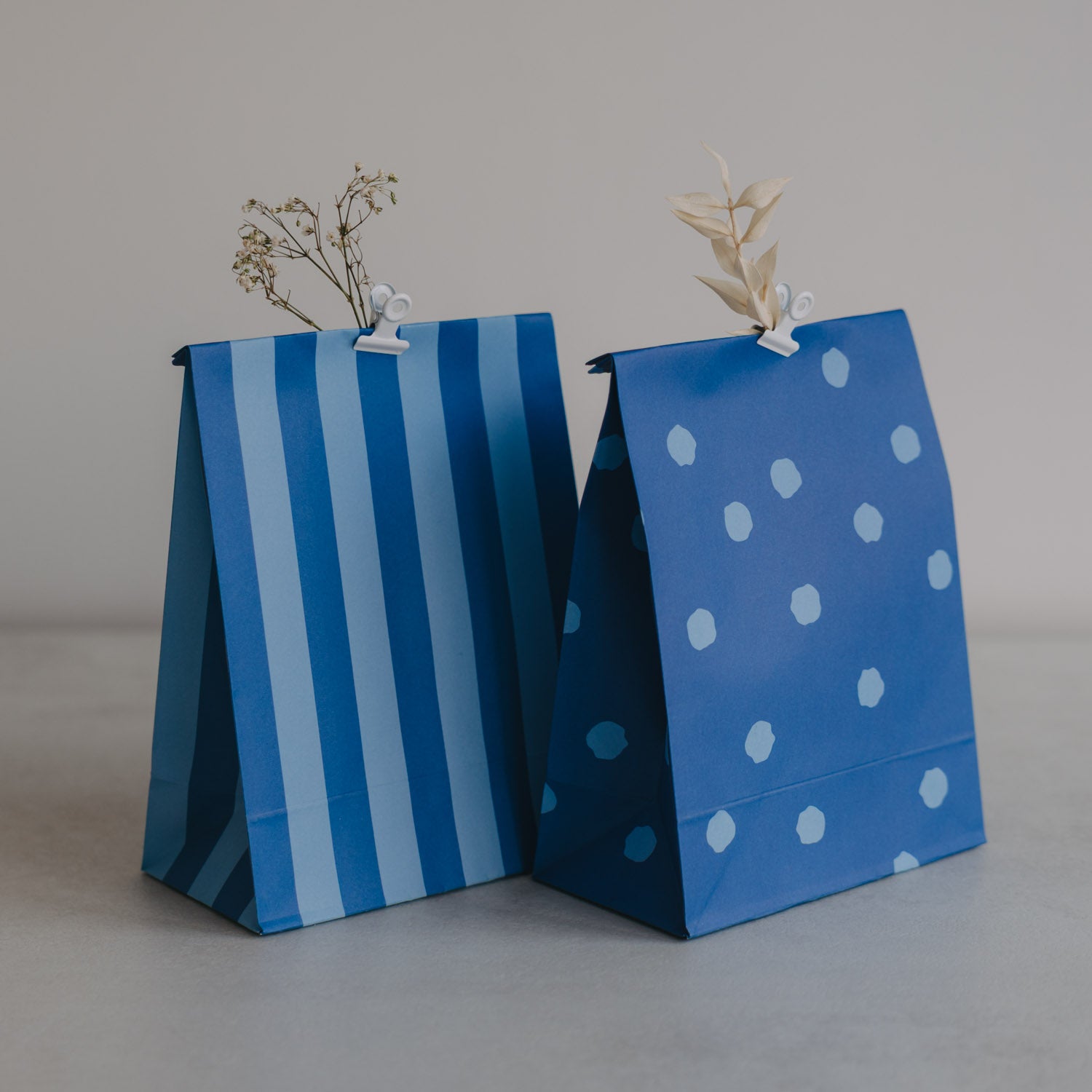 Papiertüten Streifen & Punkte blau klein 6er Set - Eulenschnitt