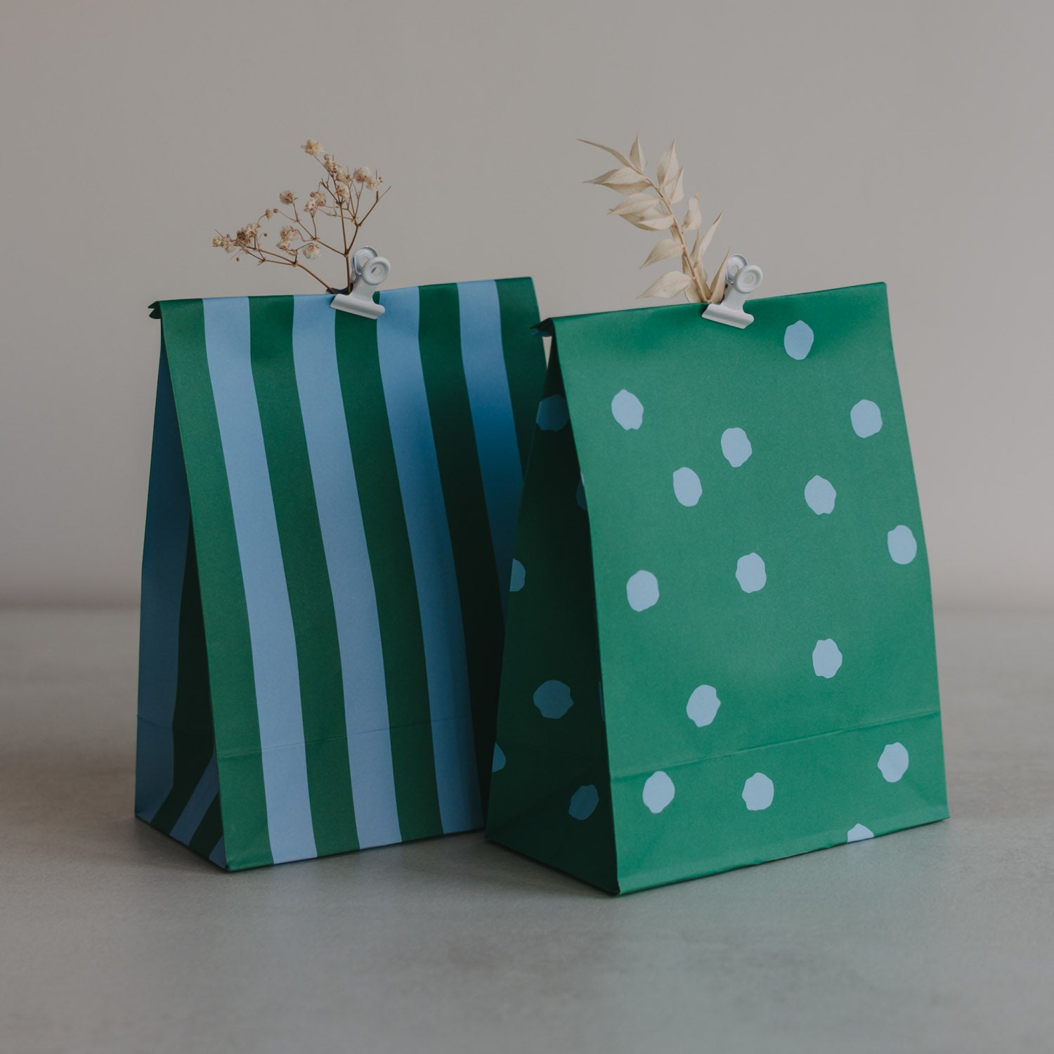 Papiertüten Streifen & Punkte blau klein 6er Set - Eulenschnitt