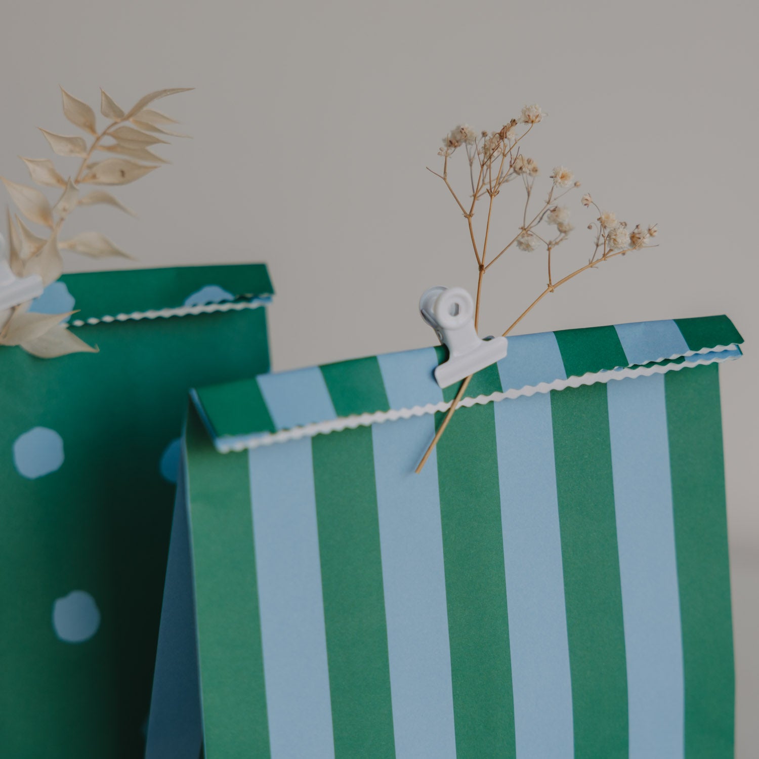 Papiertüten Streifen & Punkte blau klein 6er Set - Eulenschnitt