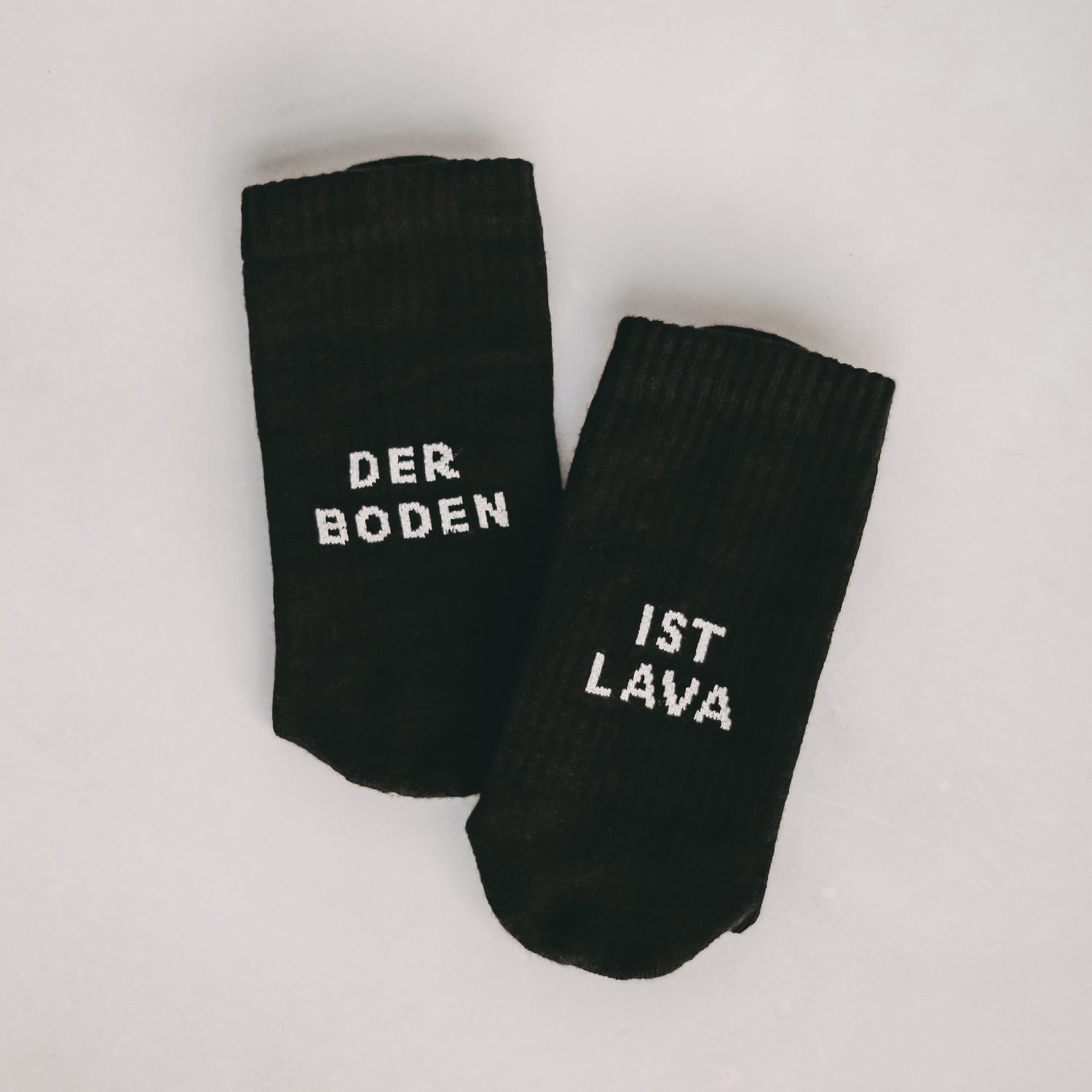 Socken "DER BODEN IST LAVA" schwarz 39-42 - Eulenschnitt