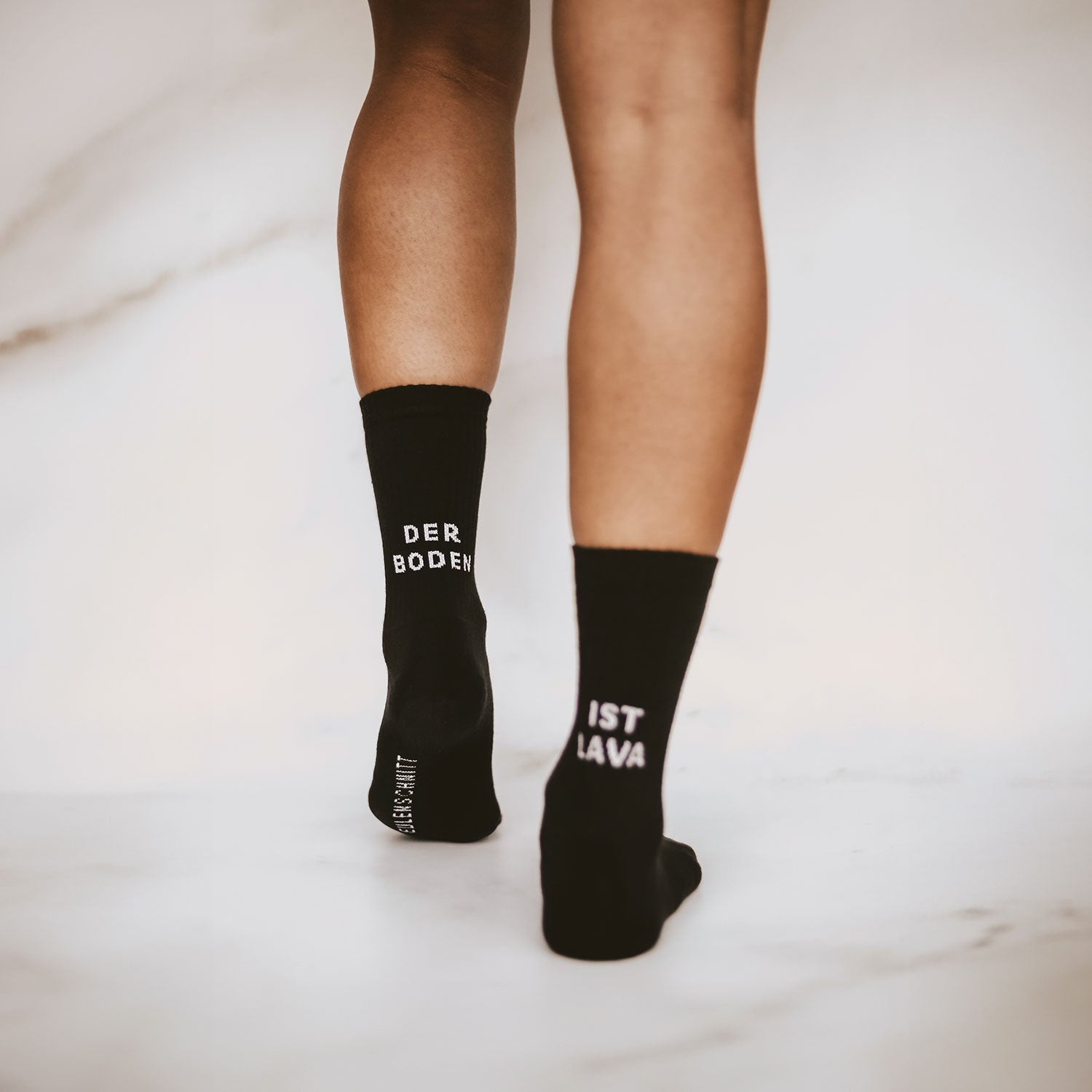 Socken "DER BODEN IST LAVA" schwarz 39-42 - Eulenschnitt