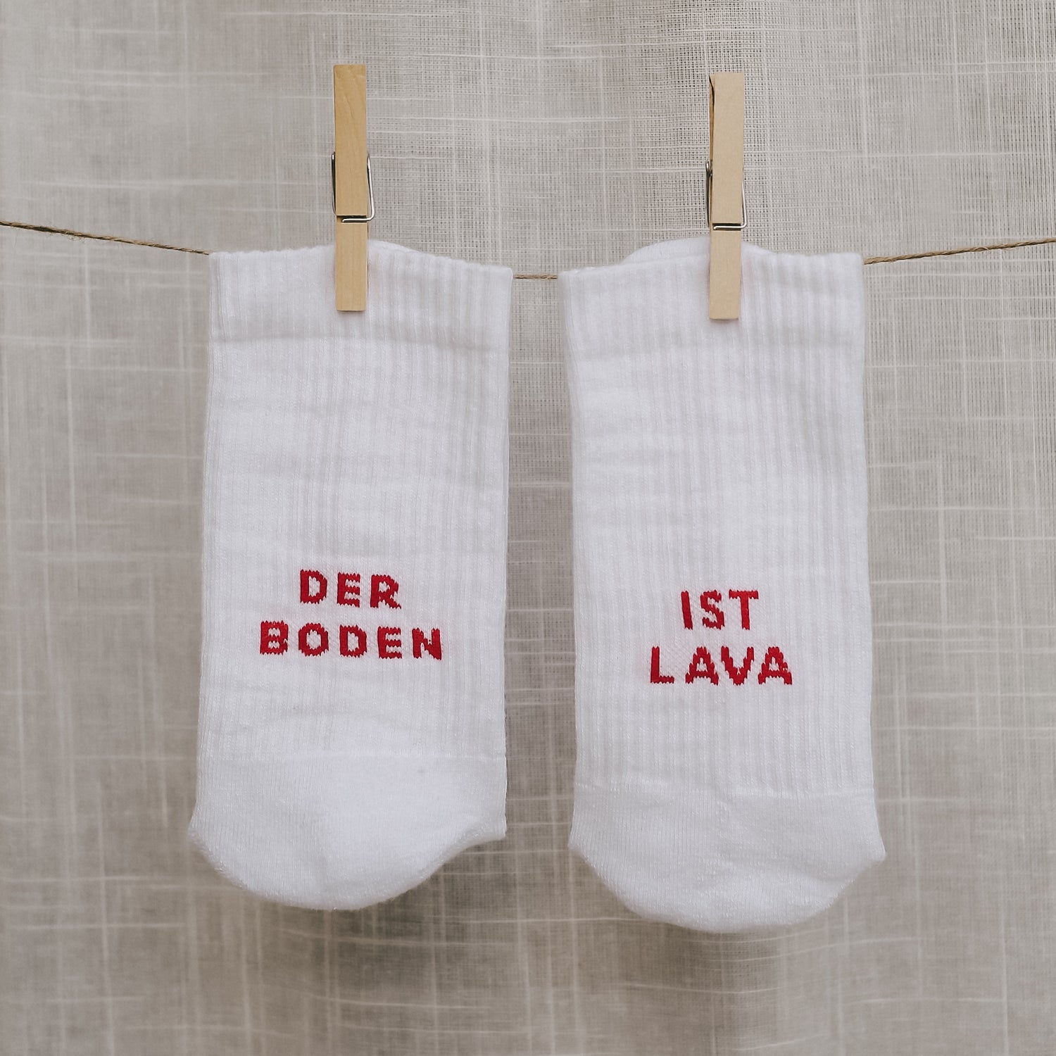 Socken "DER BODEN IST LAVA" weiss 35-38 - Eulenschnitt