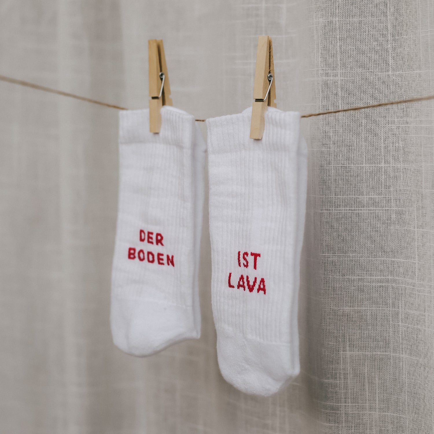Socken "DER BODEN IST LAVA" weiss 43–46 - Eulenschnitt
