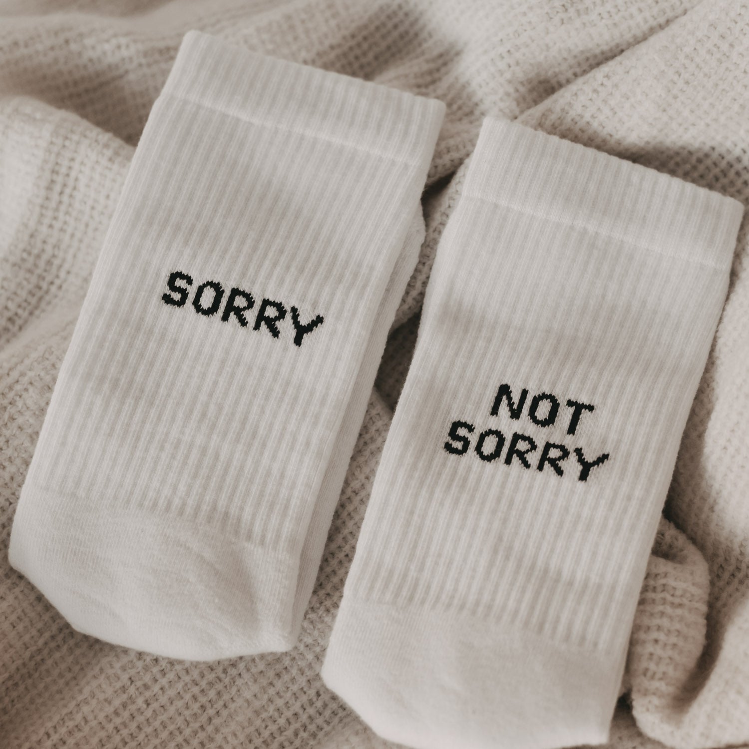 Socken "Sorry not sorry" weiss 43–46 - Eulenschnitt