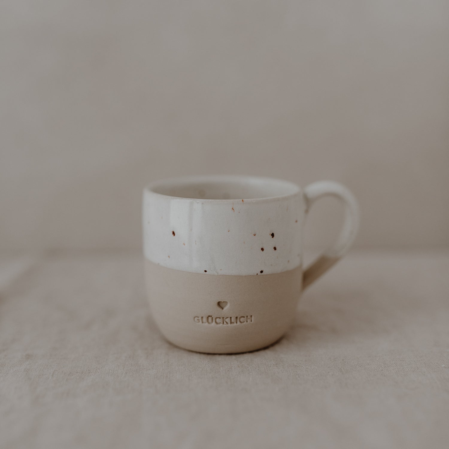 Kleine Steingut Cappuccinotasse "Glücklich" – handgemacht - Eulenschnitt