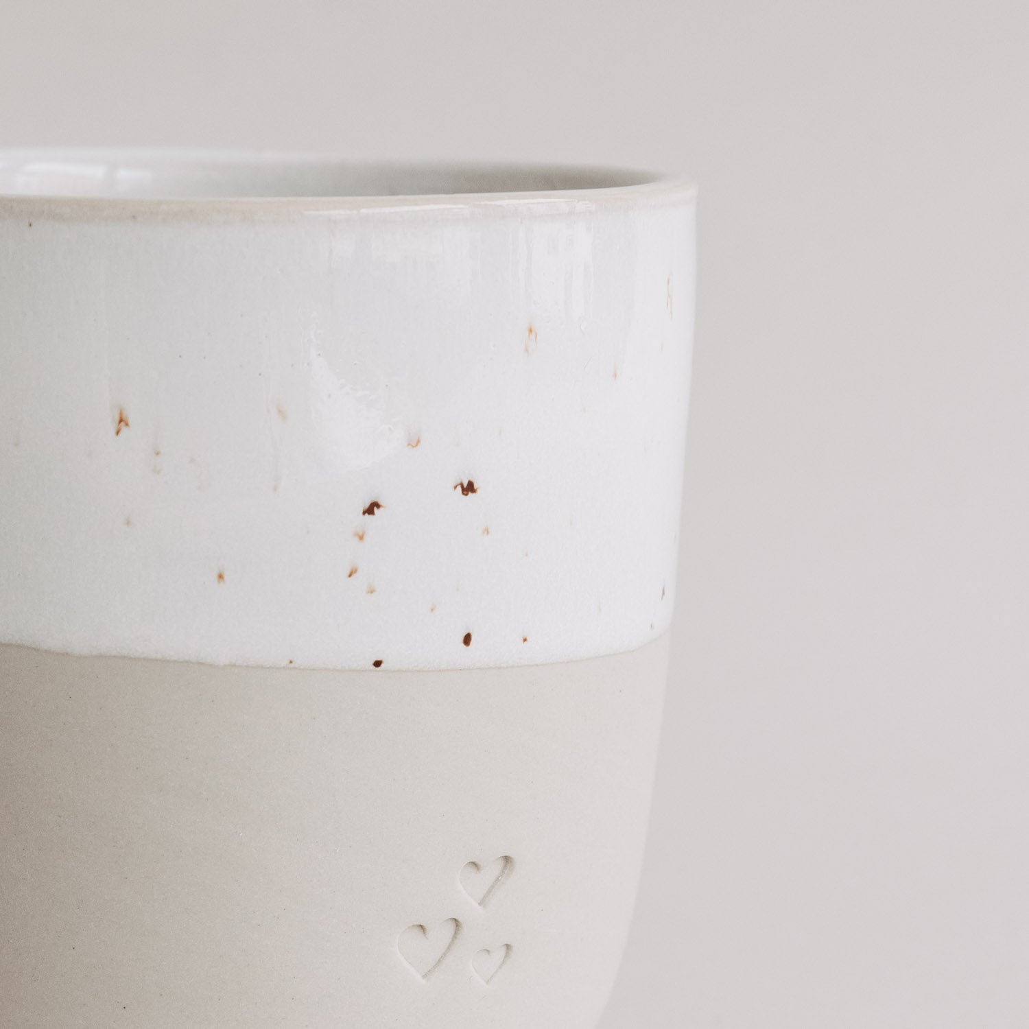 Stoneware mug "Herzen" – handmade - Eulenschnitt