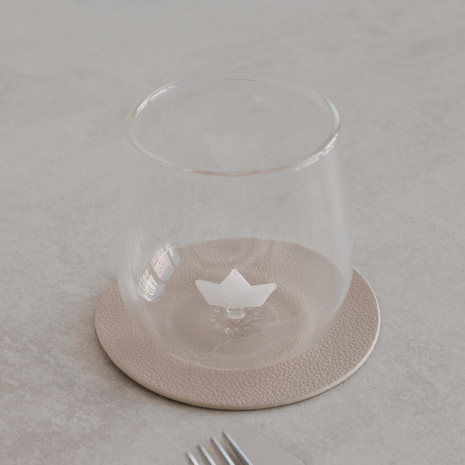 Verre avec figurine bateau en papier - Eulenschnitt