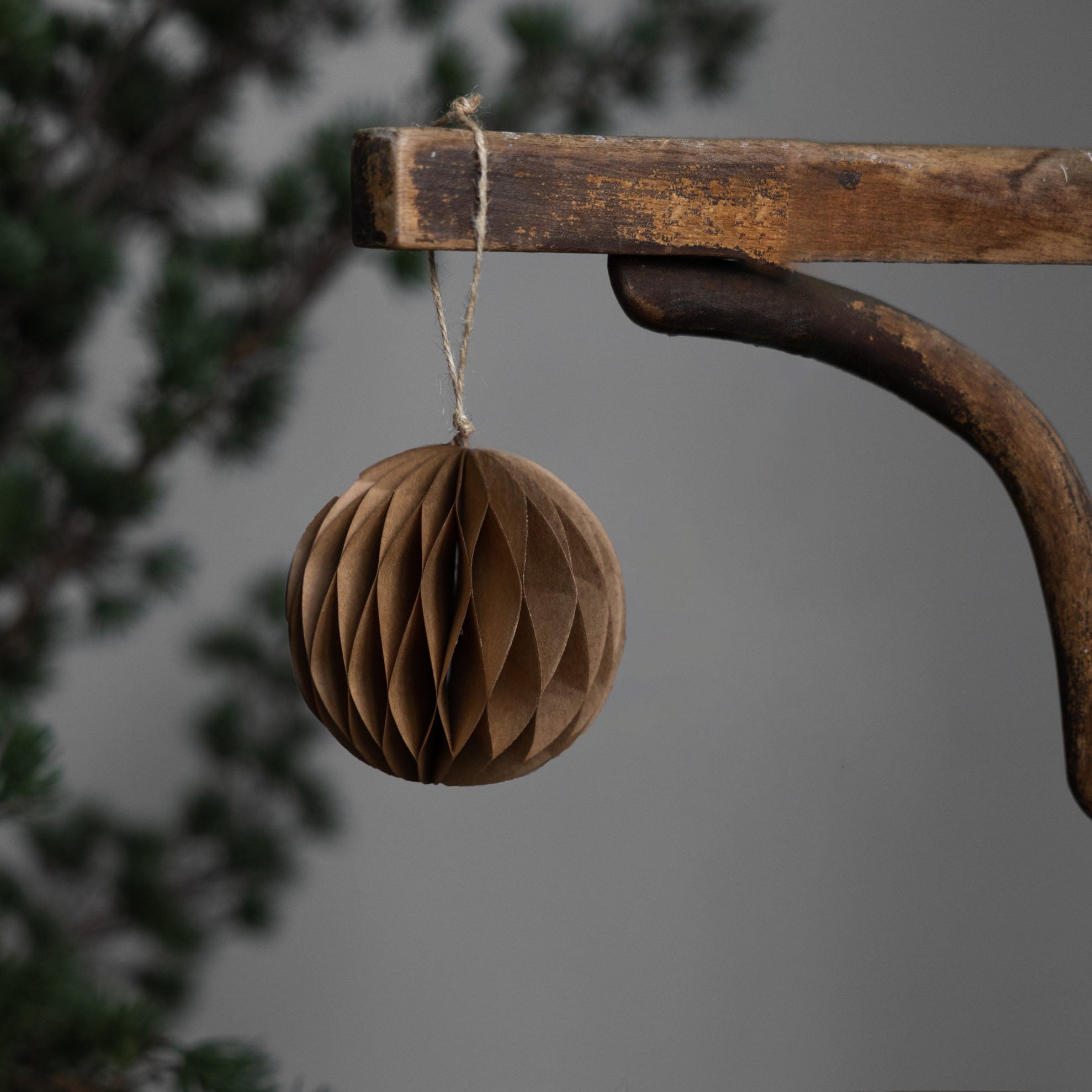 Weihnachtskugel Papier "Bolmsö" gross braun – Storefactory (Bild 2)