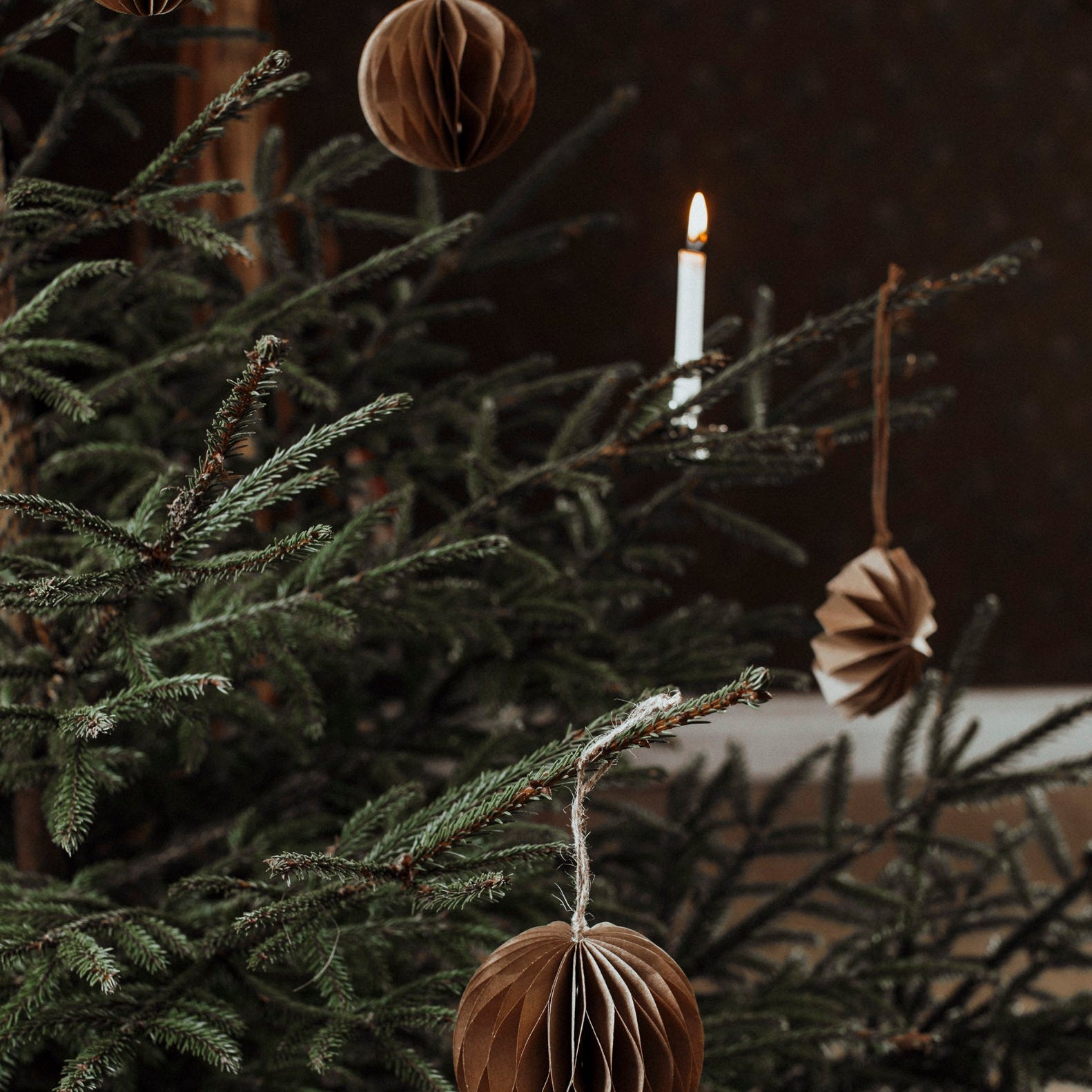 Weihnachtskugel Papier "Bolmsö" gross braun – Storefactory (Bild 4)