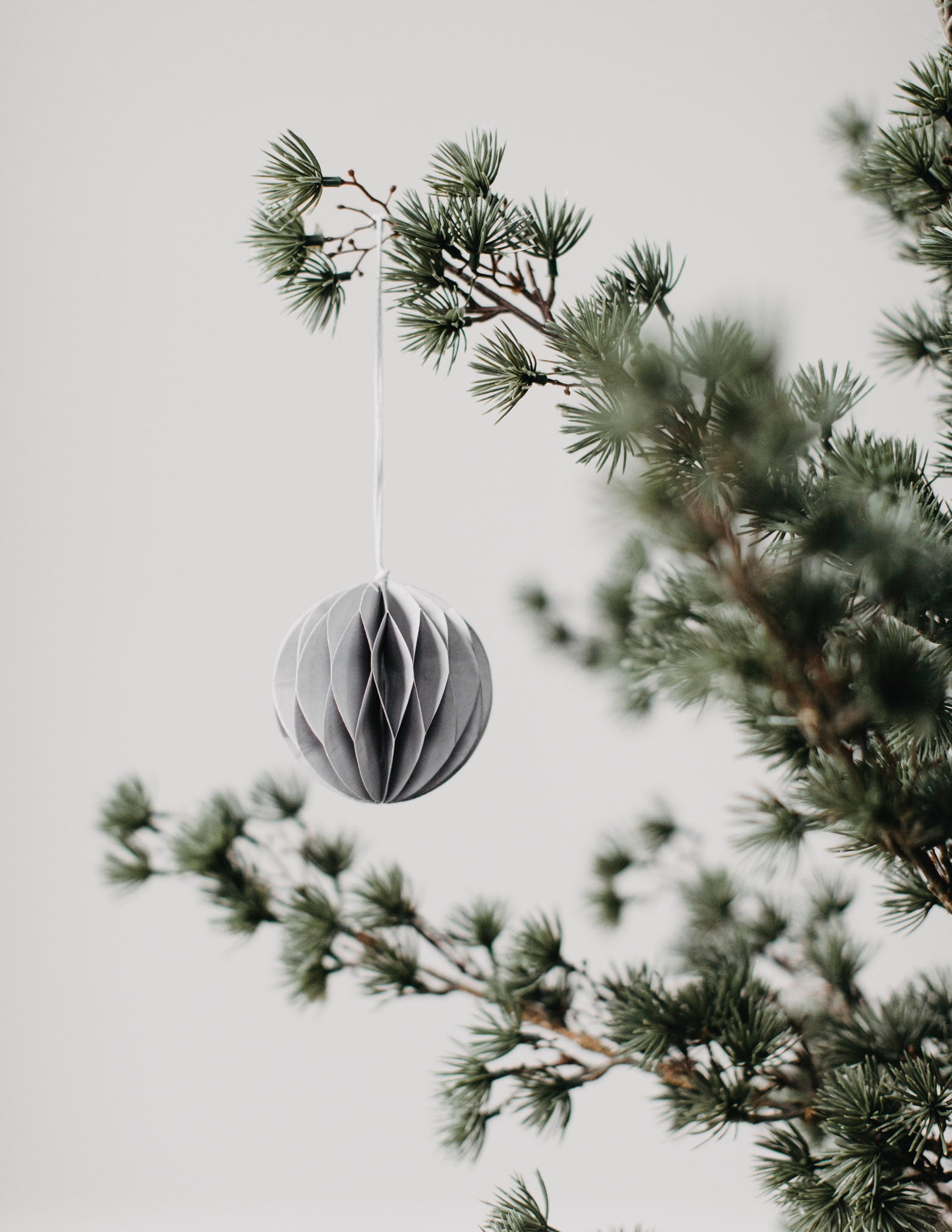 Weihnachtskugel Papier "Bona" gross grau – Storefactory