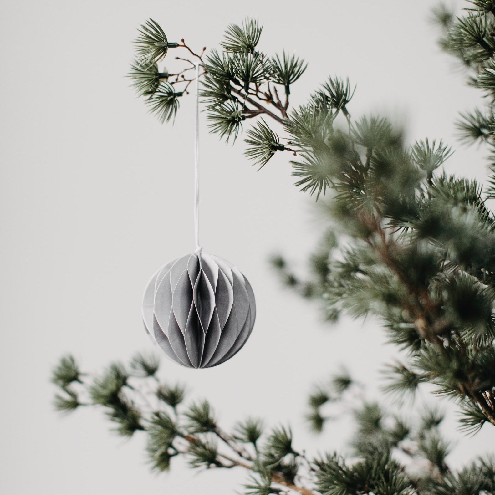 Weihnachtskugel Papier "Bona" gross grau – Storefactory (Bild 2)