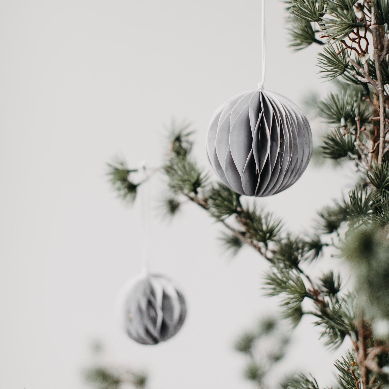 Weihnachtskugel Papier "Bona" gross grau – Storefactory (Bild 3)