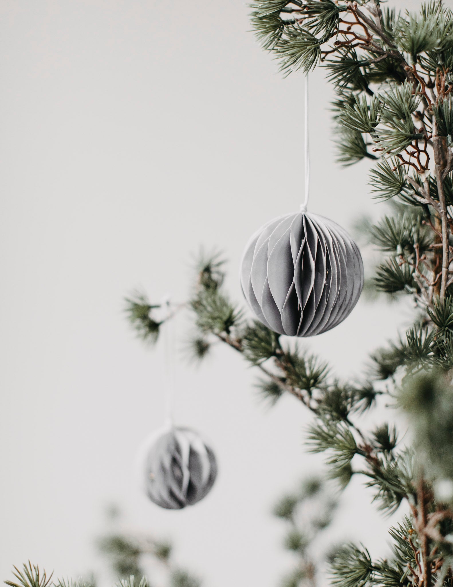 Weihnachtskugel Papier "Bona" gross grau – Storefactory
