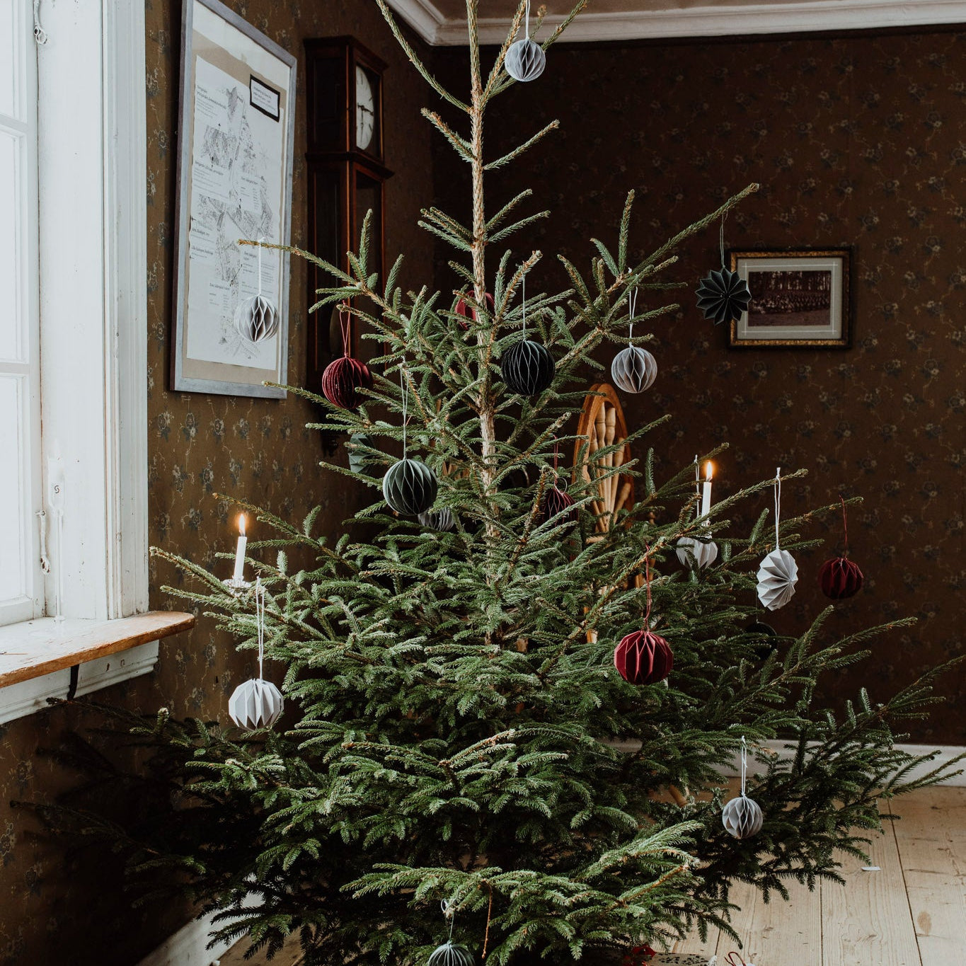 Weihnachtskugel Papier "Bona" klein grün – Storefactory (Bild 3)