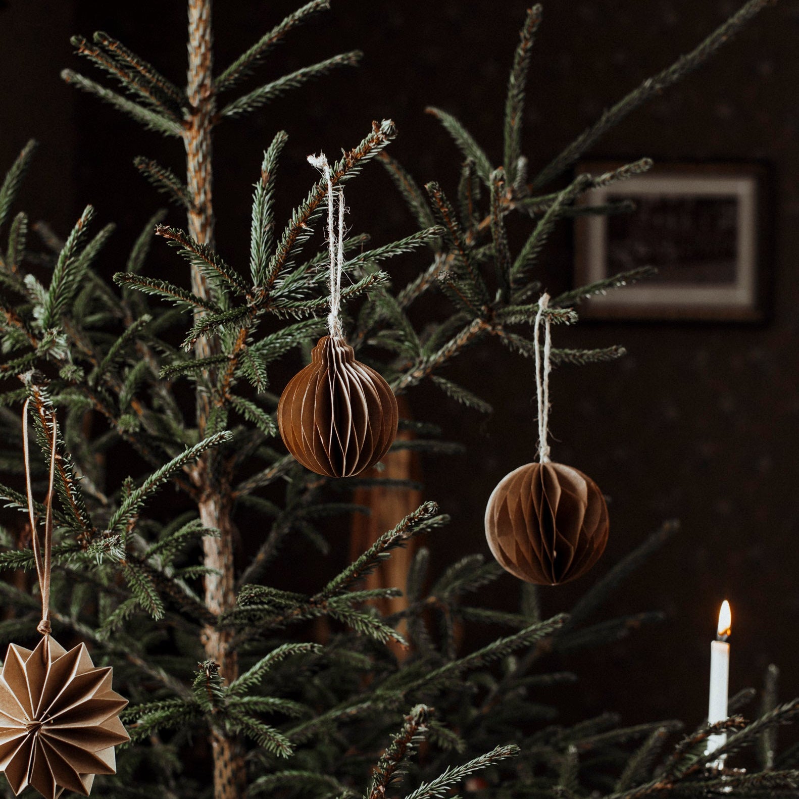 Weihnachtskugel Papier "Borgvik" braun – Storefactory (Bild 3)