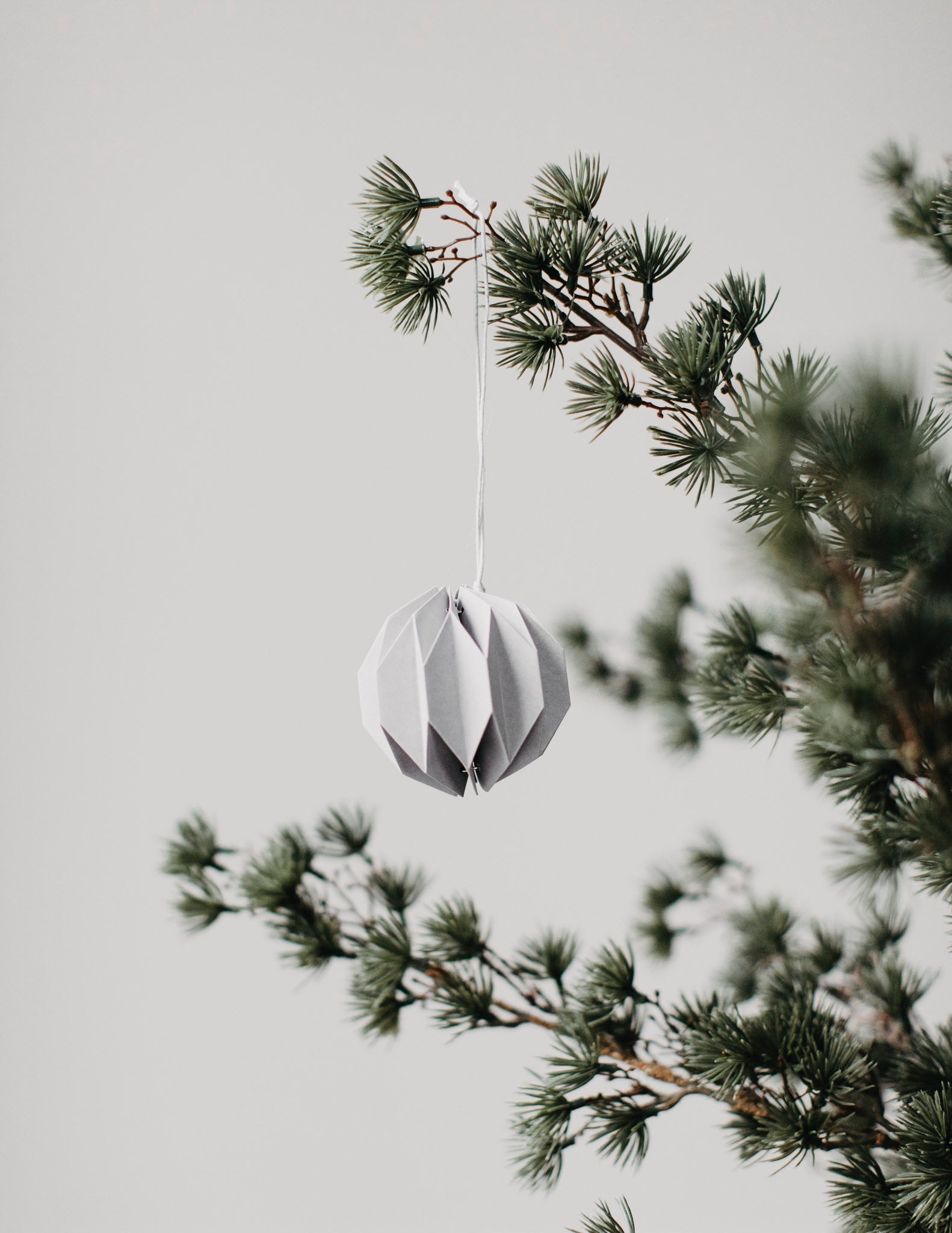Weihnachtskugel Papier "Hylta" grau – Storefactory