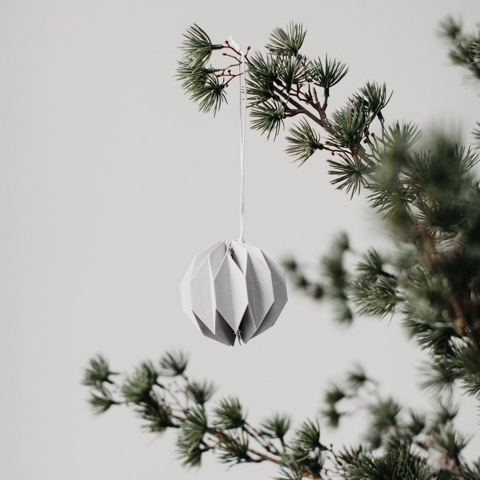 Weihnachtskugel Papier "Hylta" grau – Storefactory (Bild 2)