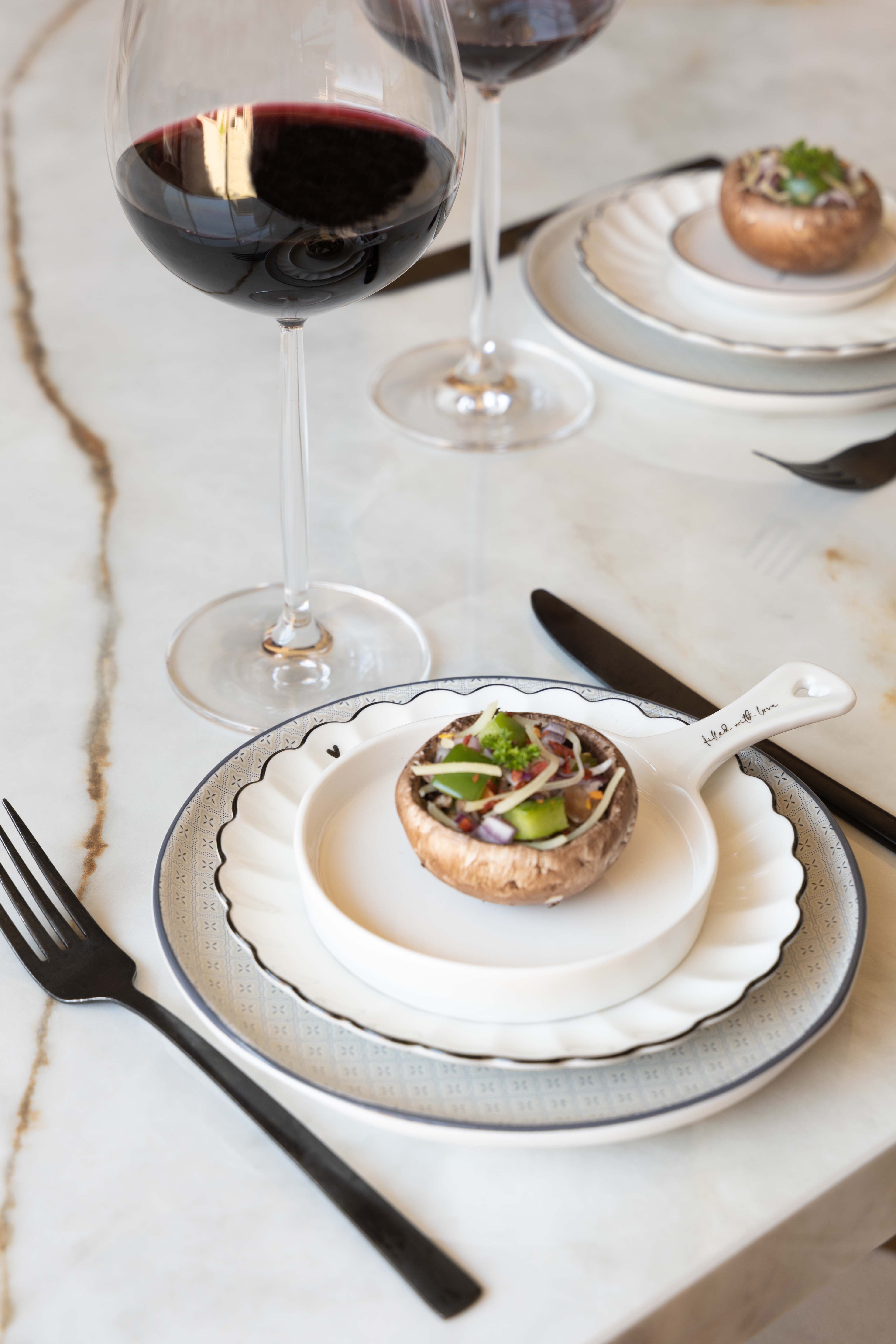 Serving plates with handle "filled with love" black - Bastion Collections
