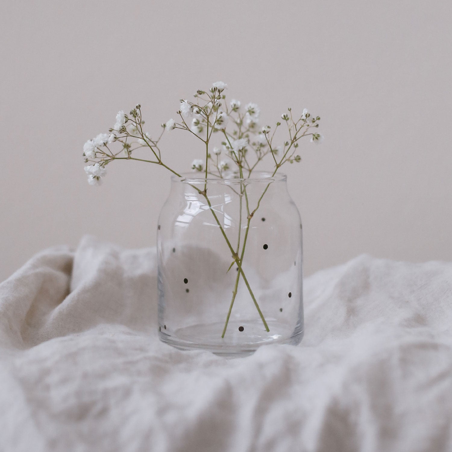 Vase aus Glas Punkte klein schwarz - Eulenschnitt