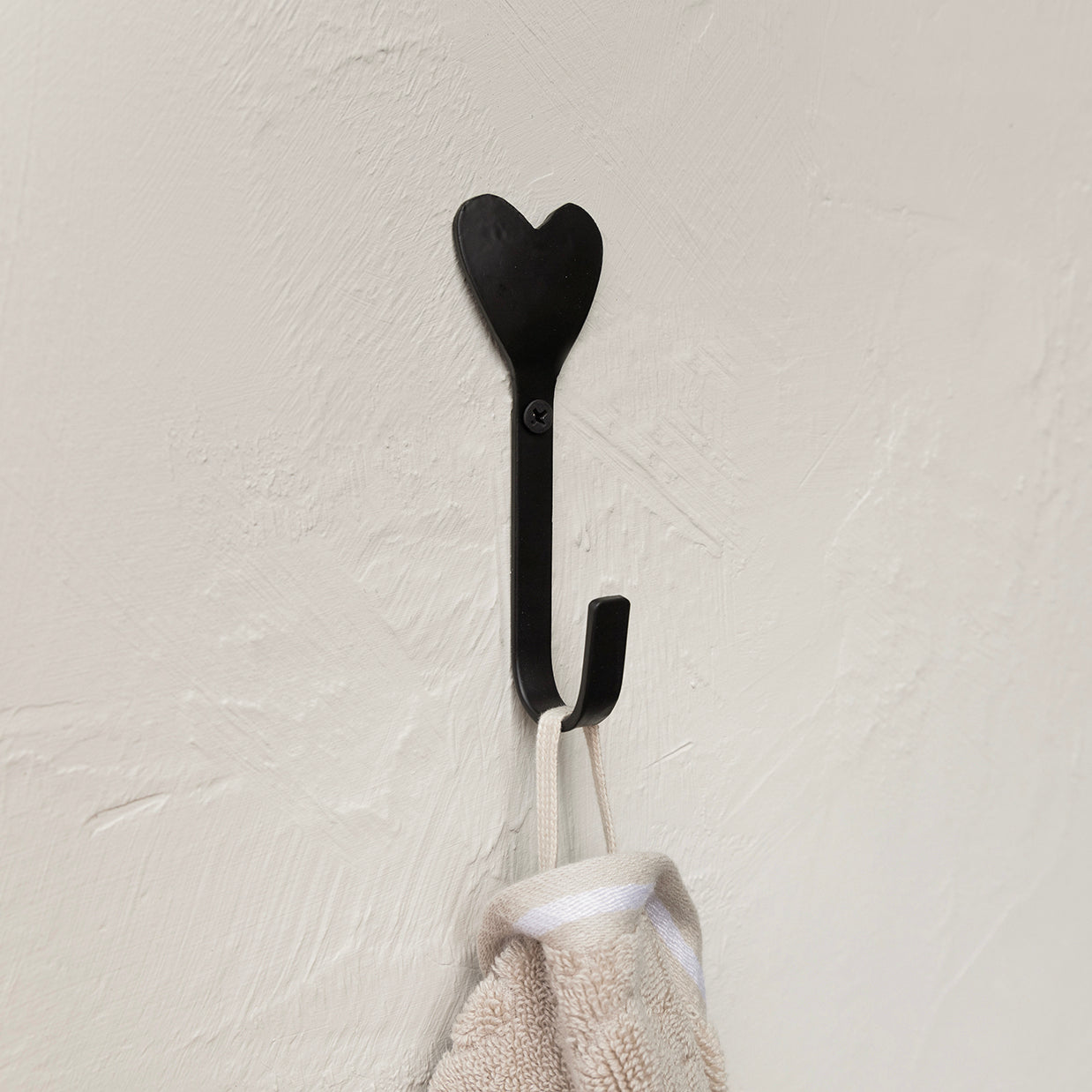 Haken "heart" schwarz Design 1 - Bastion Collections