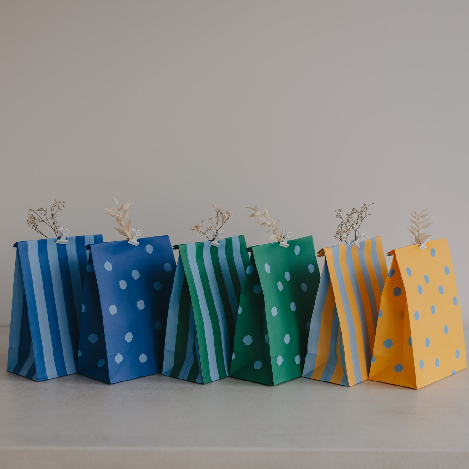 Papiertüten Streifen & Punkte blau klein 6er Set - Eulenschnitt