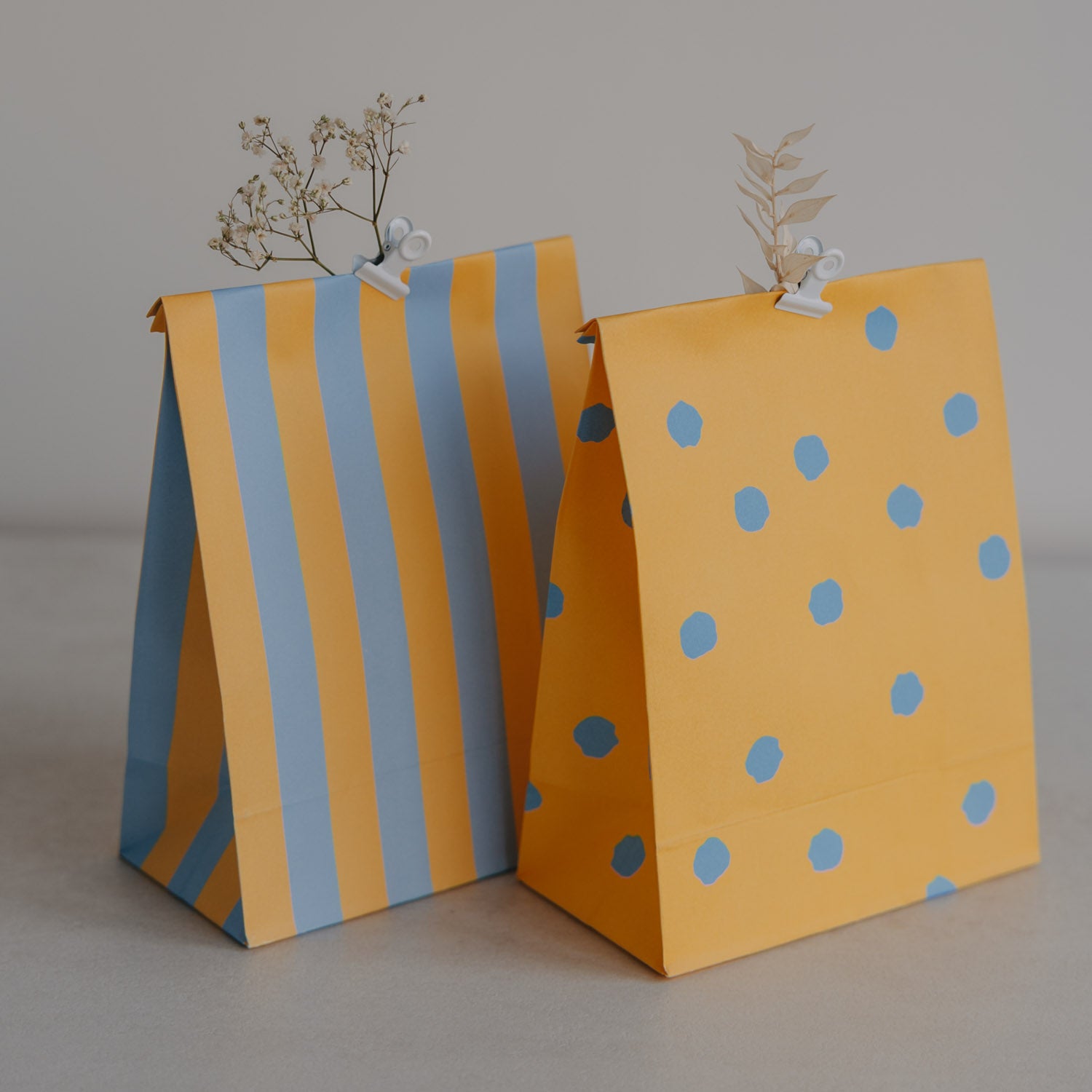 Papiertüten Streifen & Punkte blau klein 6er Set - Eulenschnitt