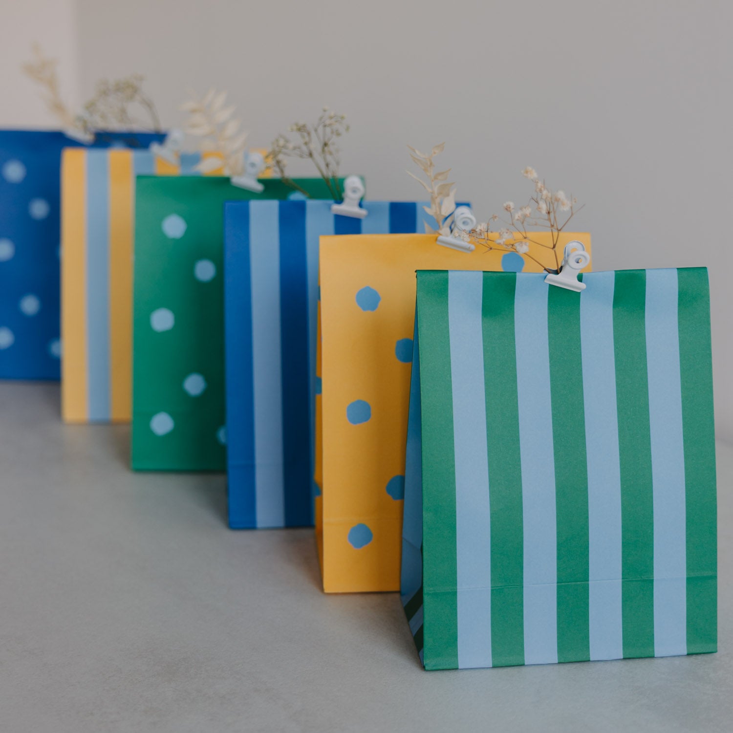 Papiertüten Streifen & Punkte blau klein 6er Set - Eulenschnitt