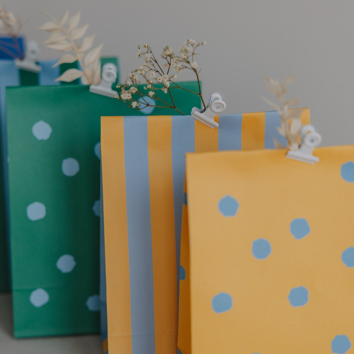 Papiertüten Streifen & Punkte blau klein 6er Set - Eulenschnitt