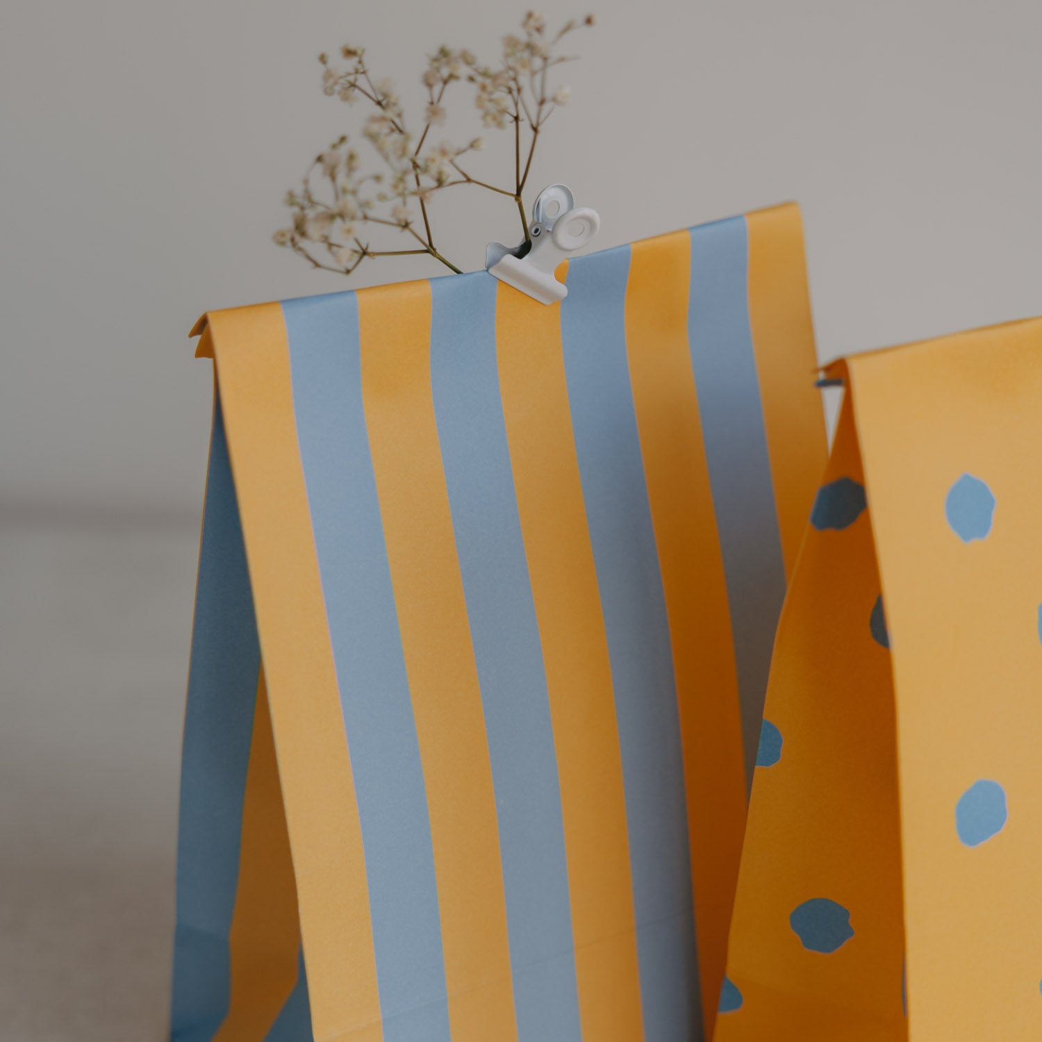Papiertüten Streifen & Punkte blau klein 6er Set - Eulenschnitt