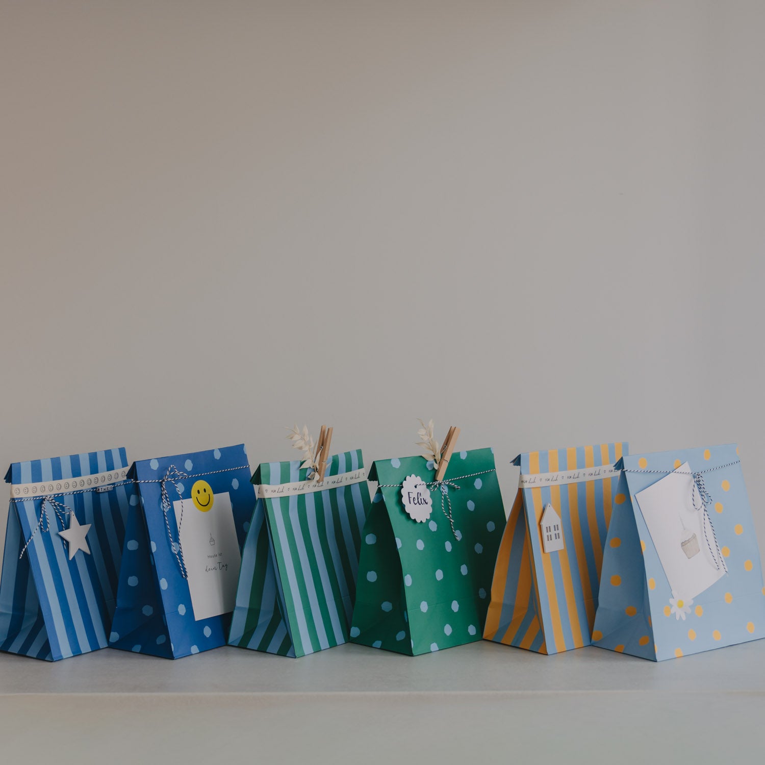 Papiertüten Streifen & Punkte blau mittel 6er Set - Eulenschnitt