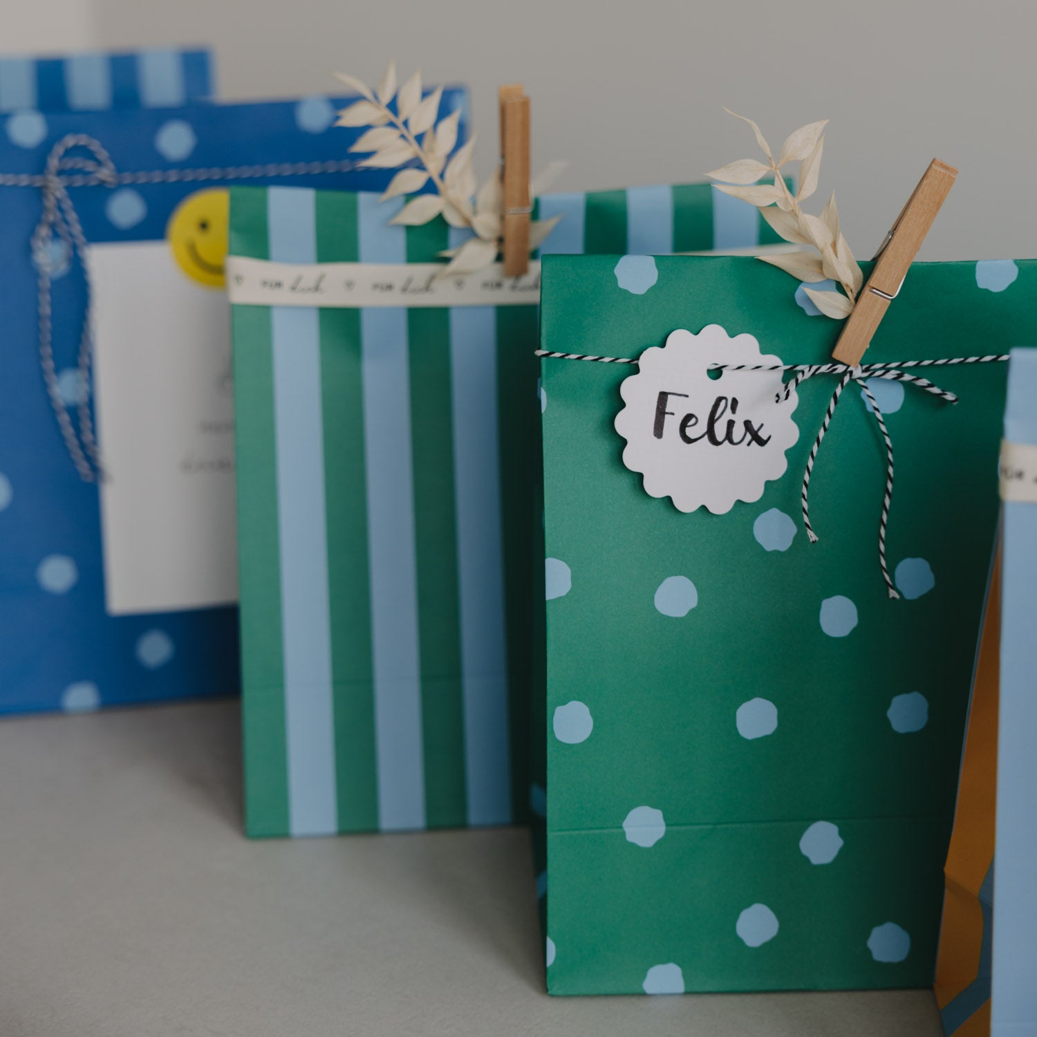 Papiertüten Streifen & Punkte blau mittel 6er Set - Eulenschnitt