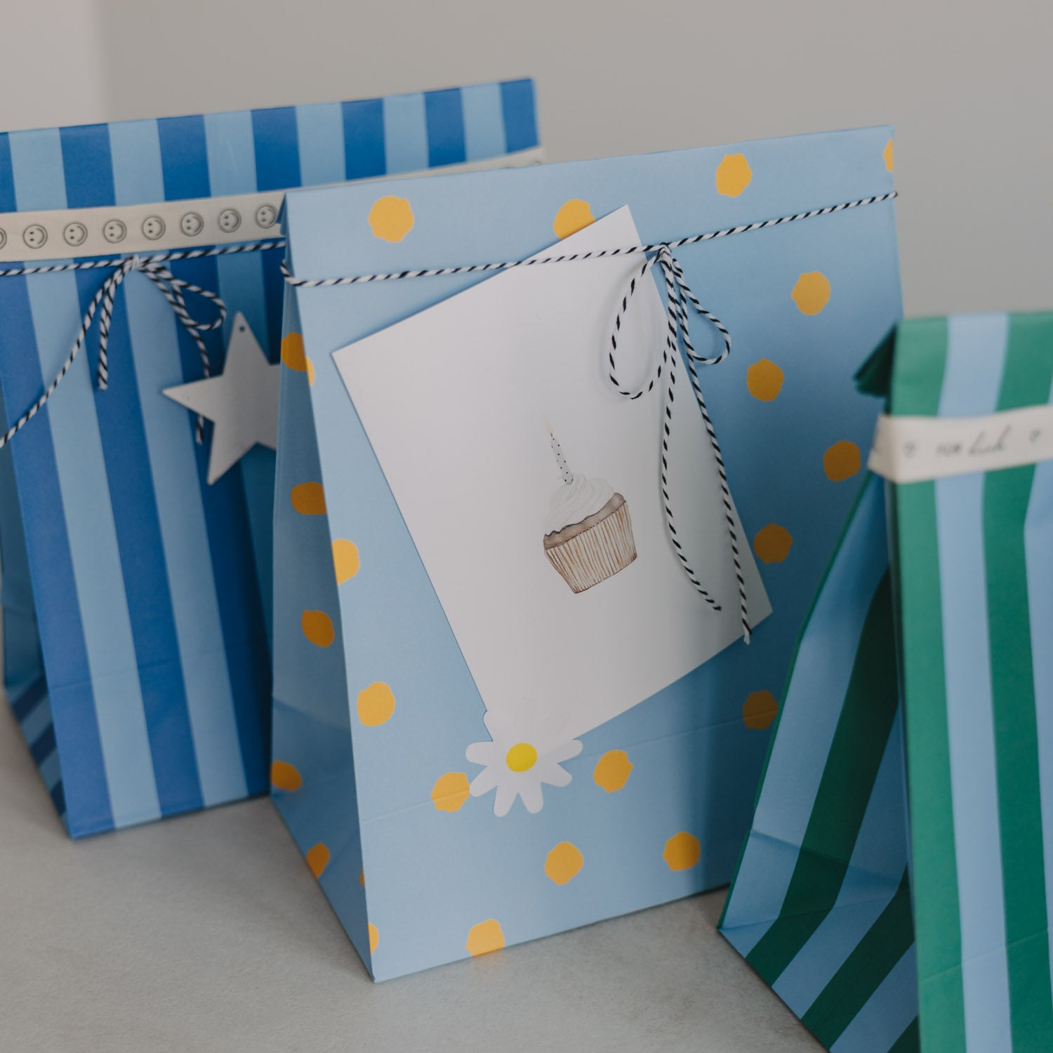 Papiertüten Streifen & Punkte blau mittel 6er Set - Eulenschnitt