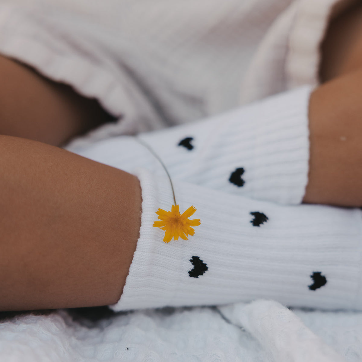 Kids socks black hearts white 23-26 - Eulenschnitt (Image 4)