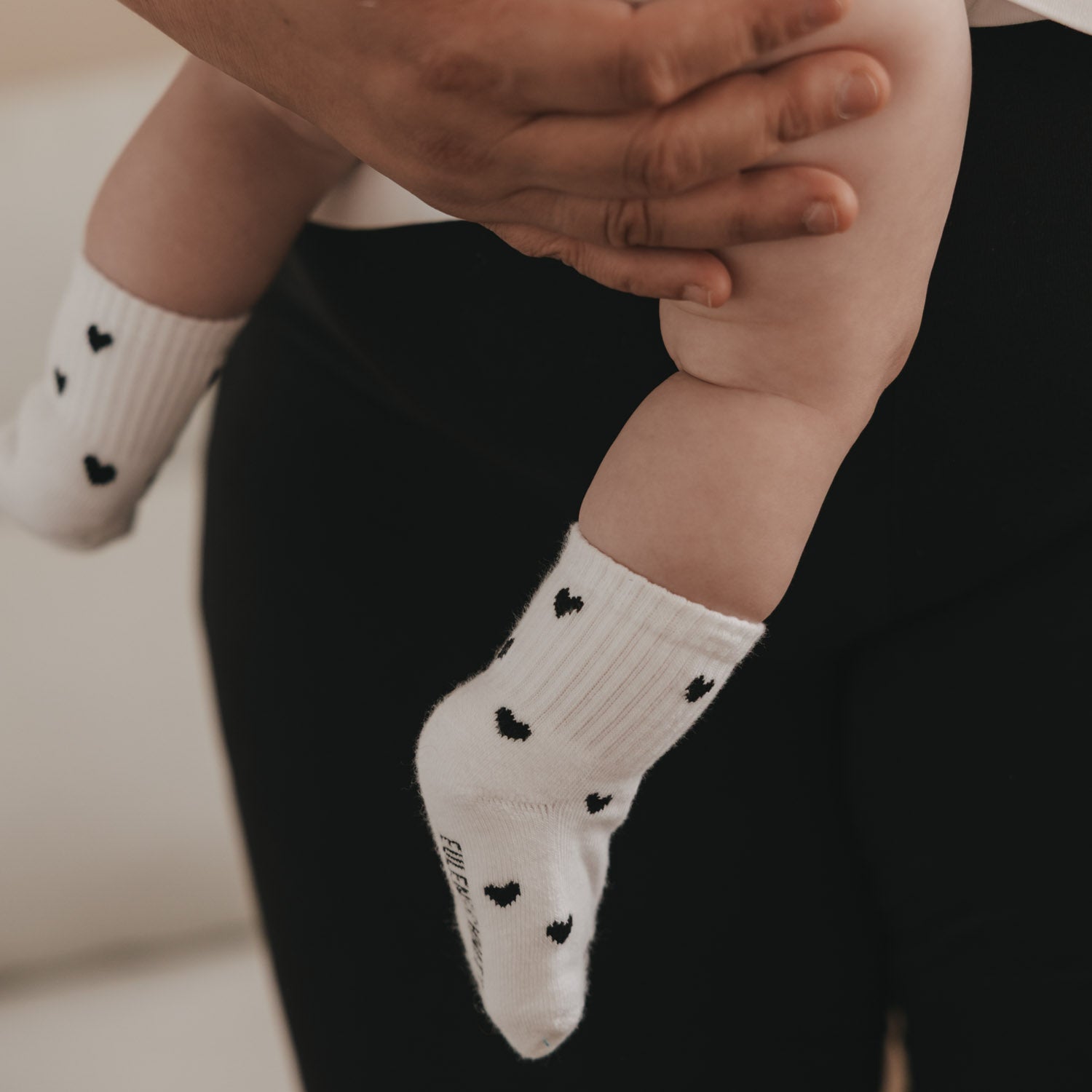 Chaussettes bébé coeurs noirs blanc 16–18 - Eulenschnitt (Image 4)