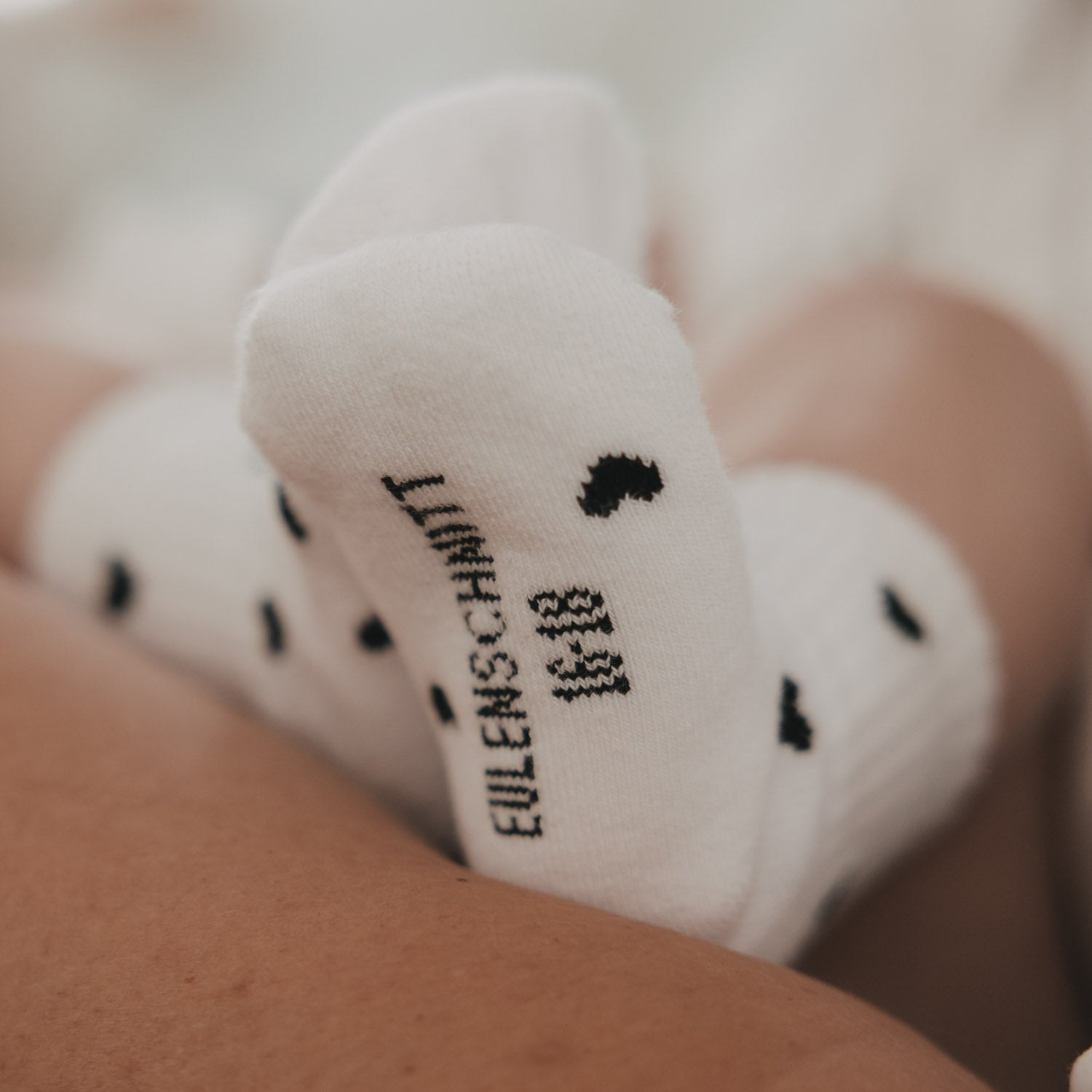 Chaussettes bébé coeurs noirs blanc 16–18 - Eulenschnitt (Image 3)