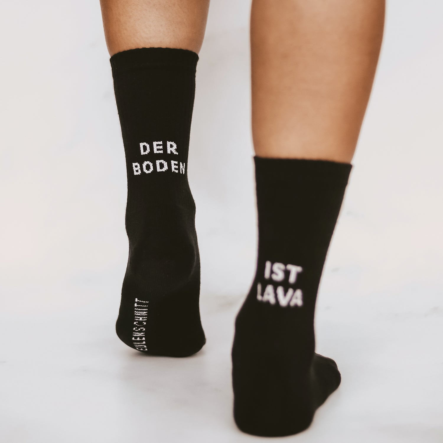 Socken "DER BODEN IST LAVA" schwarz  43–46 - Eulenschnitt