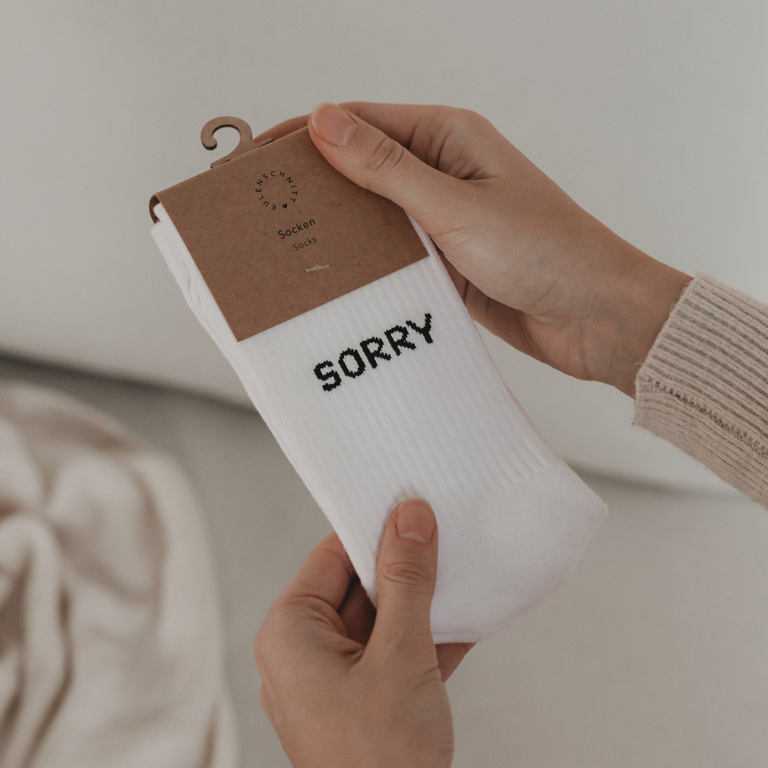 Socken "Sorry not sorry" weiss 35–38 - Eulenschnitt