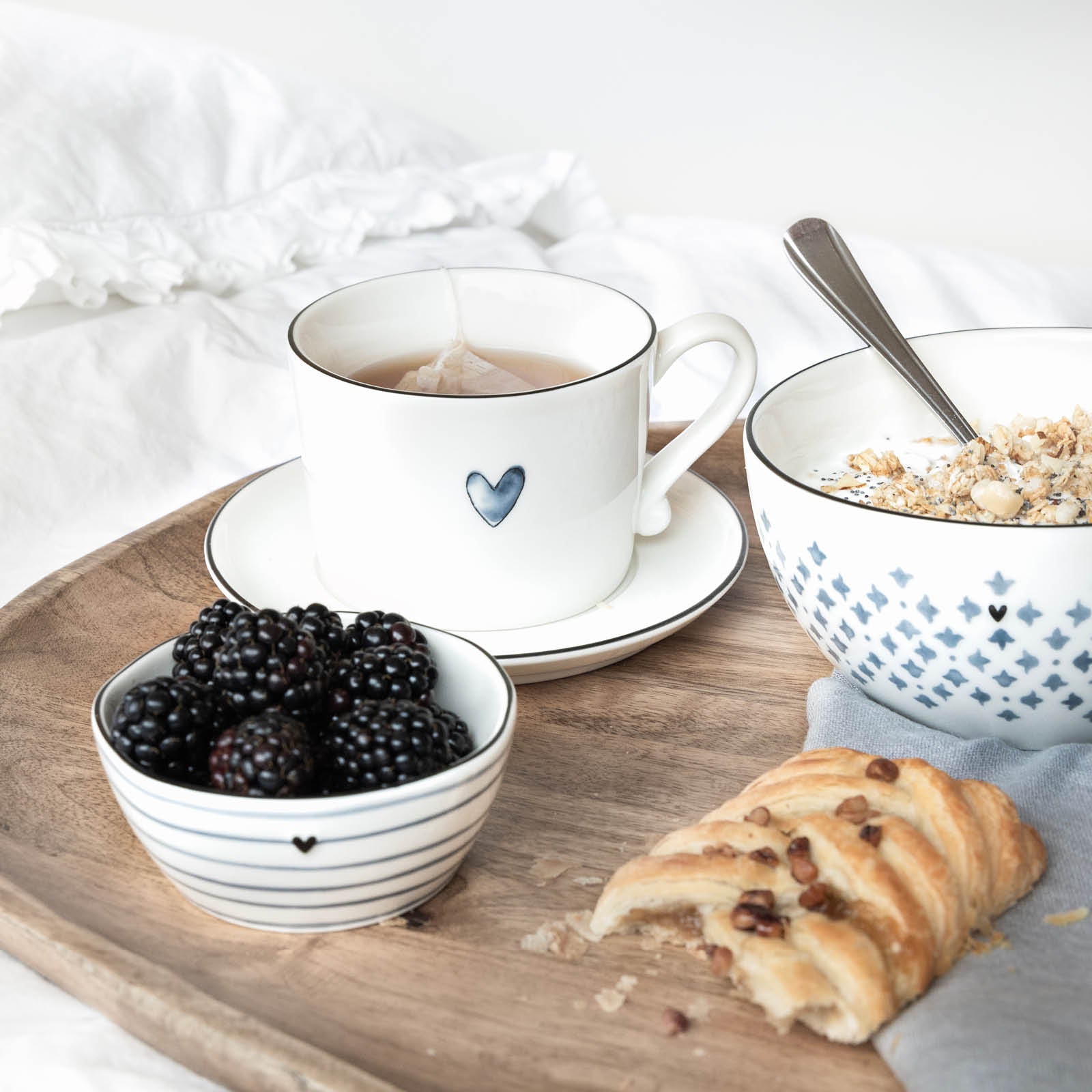 Tasse "heart" gross iris blue - Bastion Collections