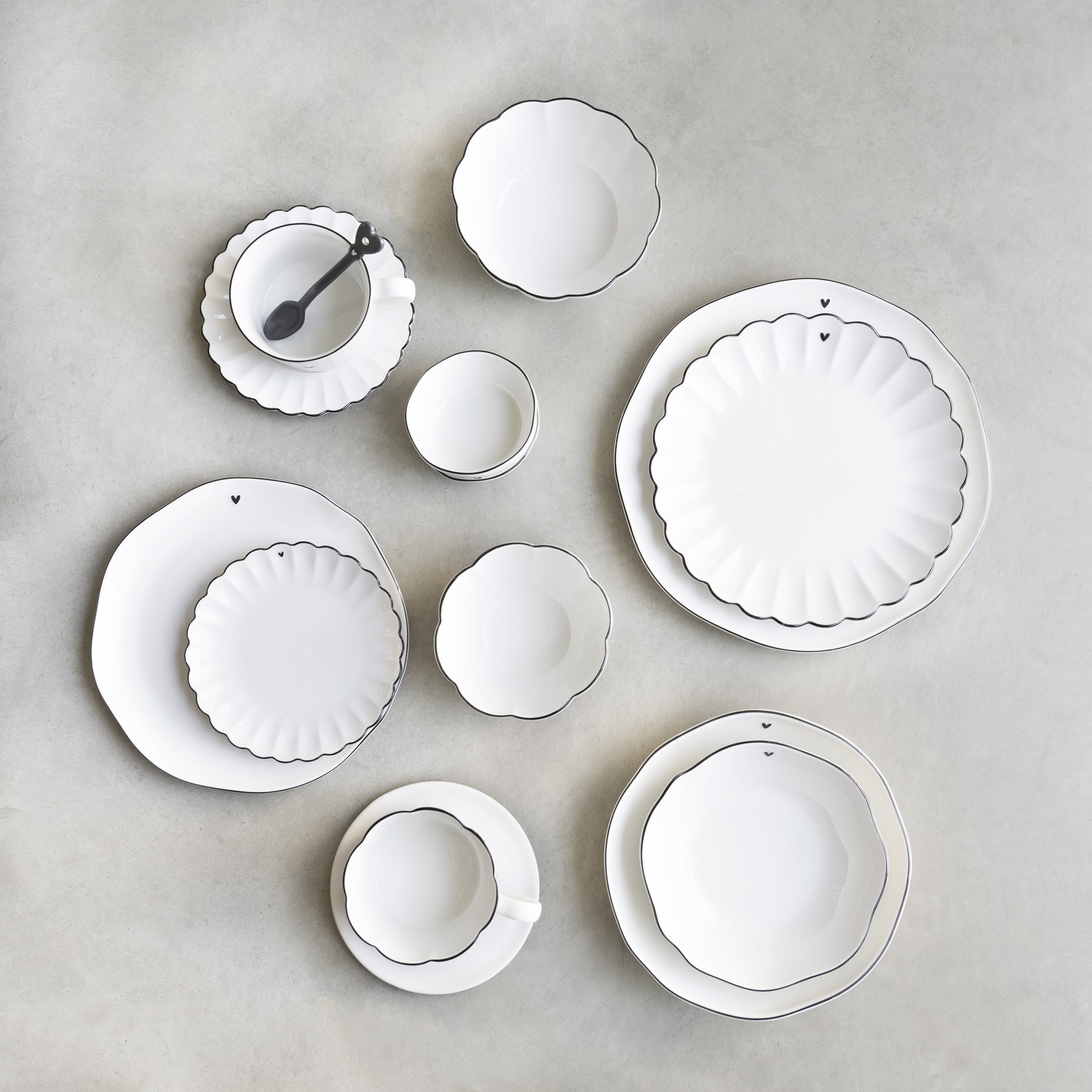 Saucers "heart" black wavy edge - Bastion Collections