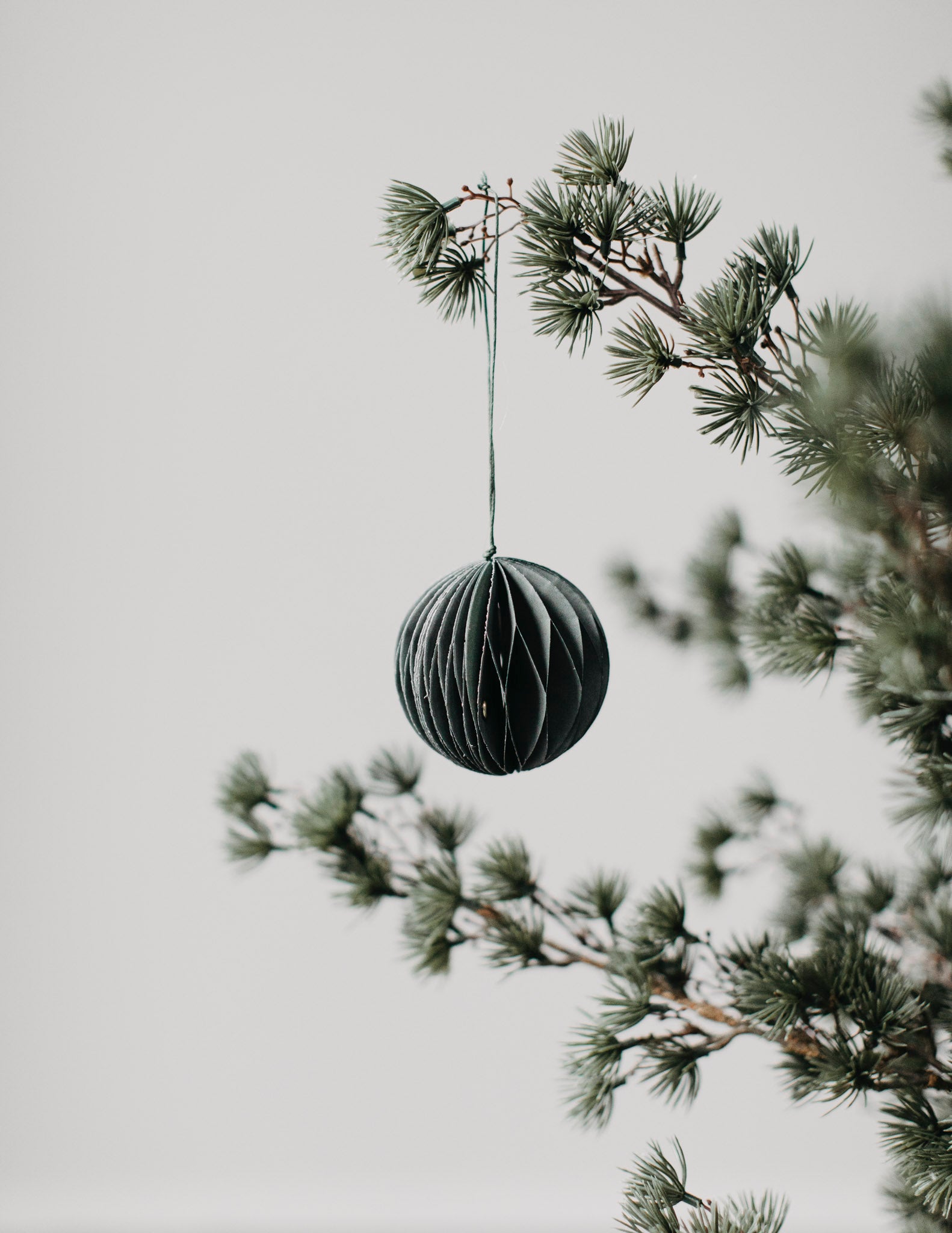 Weihnachtskugel Papier "Bona" gross grün – Storefactory