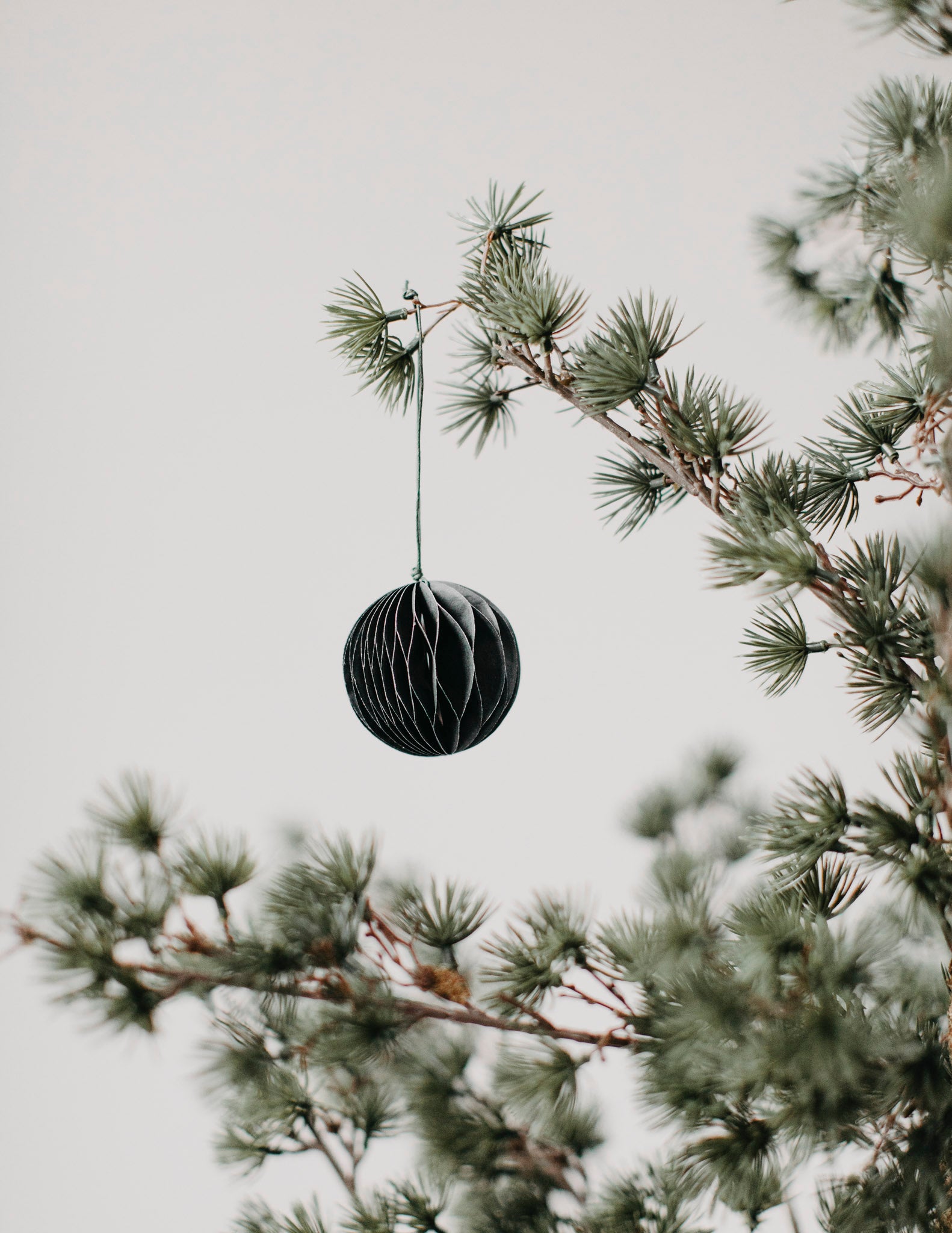 Weihnachtskugel Papier "Bona" klein dunkelgrün – Storefactory