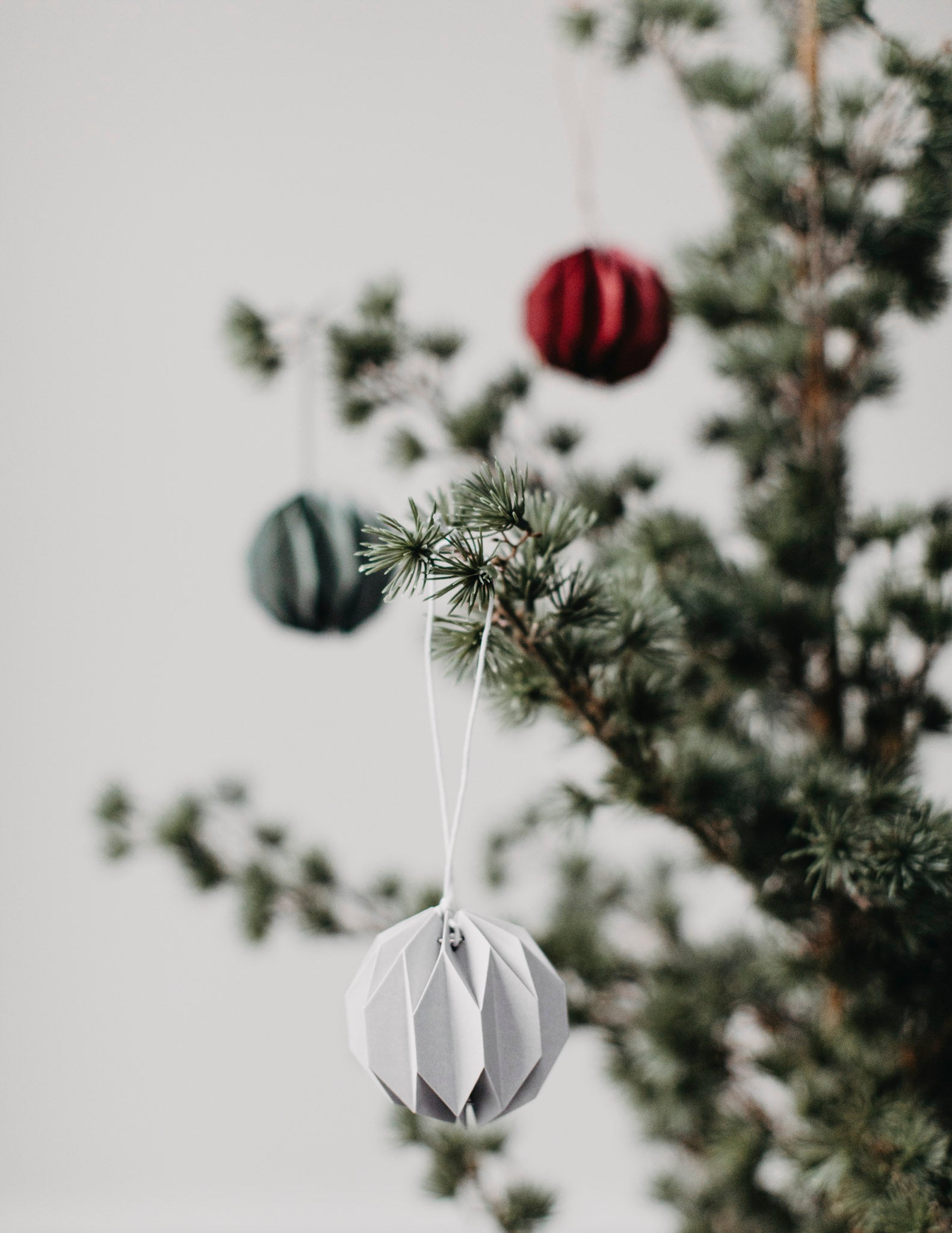 Weihnachtskugel Papier "Hylta" grau – Storefactory