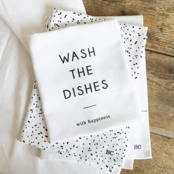 Torchons à vaisselle "Wash the dishes with happiness" blanc - Bastion Collections - Photo de l'article 2