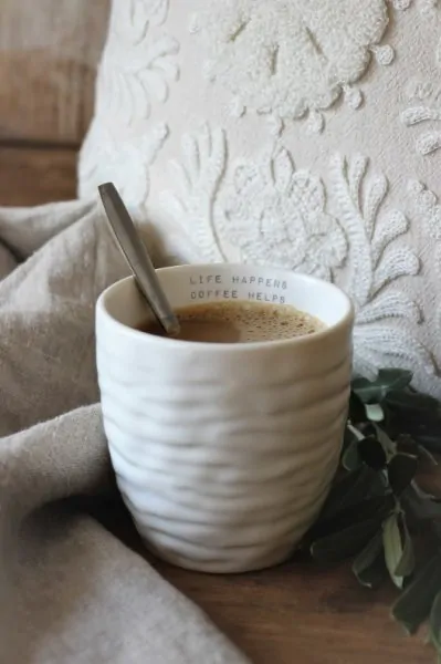 Gobelet "Life Happens Coffee Helps" - Majas Cottage - Photo de l'article 1